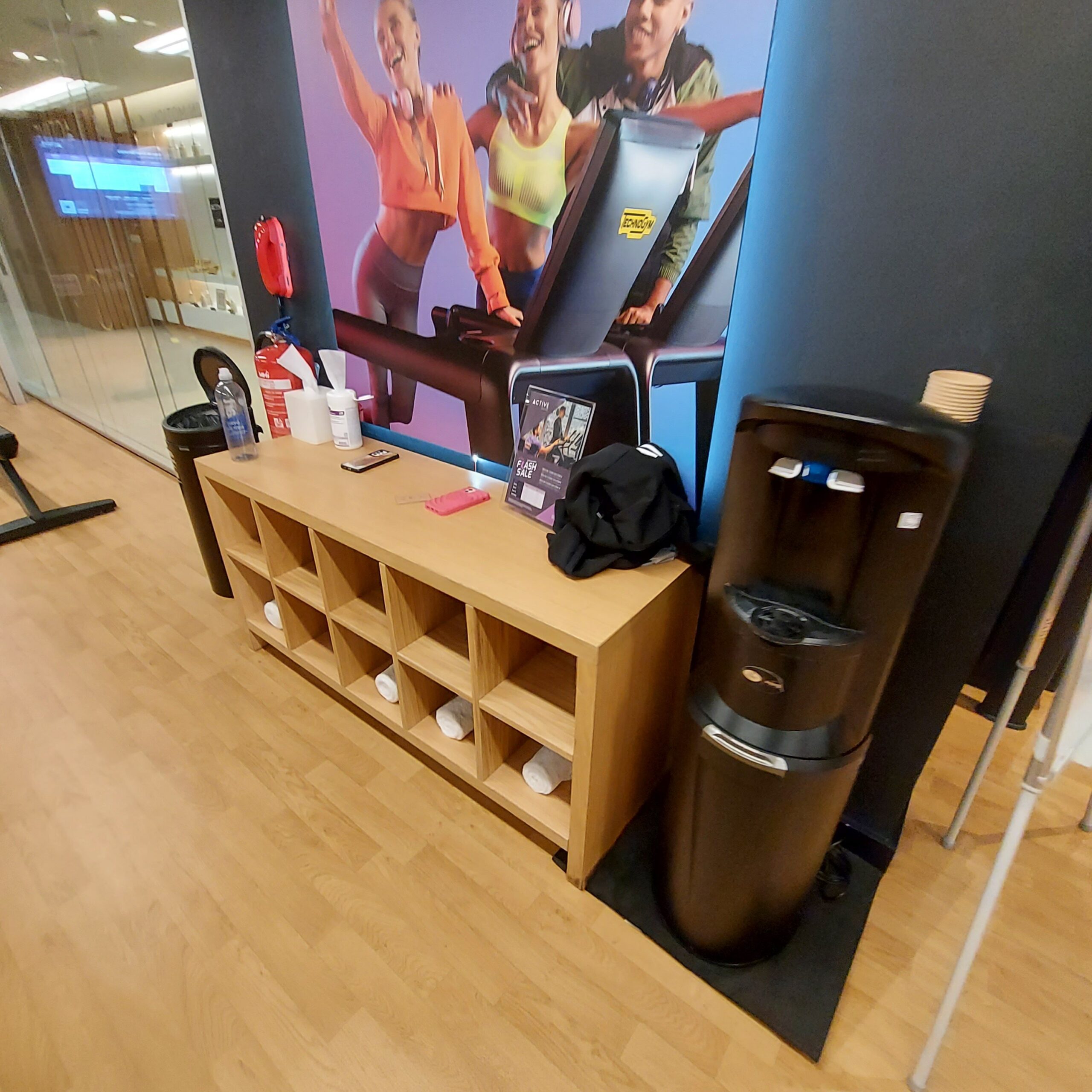 木製床の上に置かれている部屋
