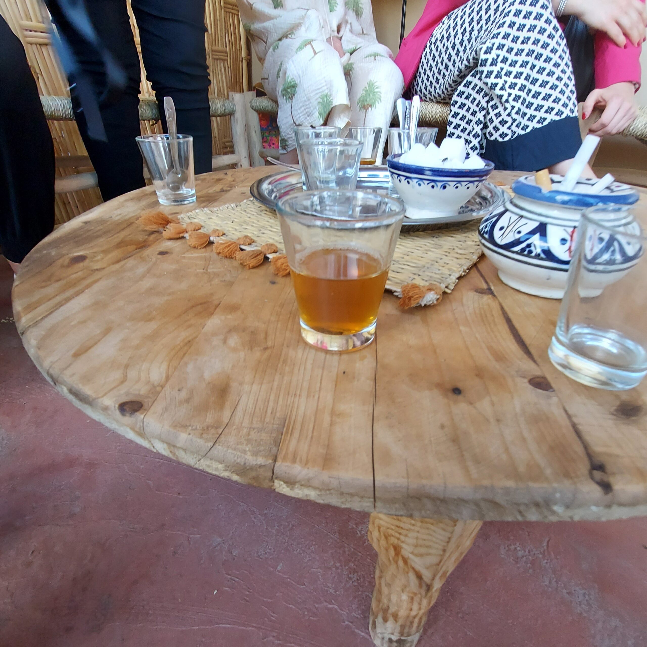 テーブルで食事をしている人達