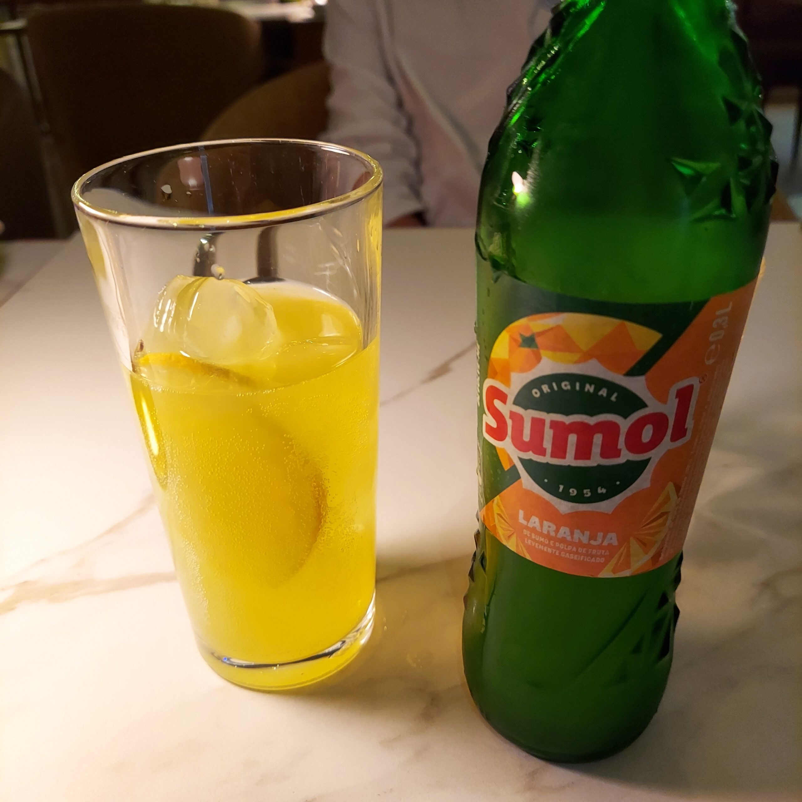 ビール瓶とグラスに入った飲み物