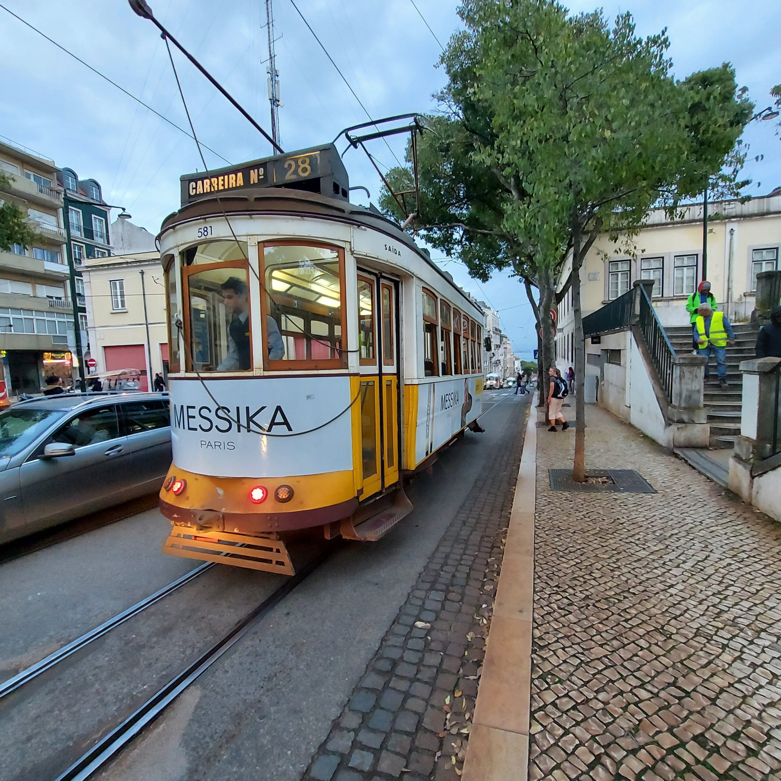 道を走る電車