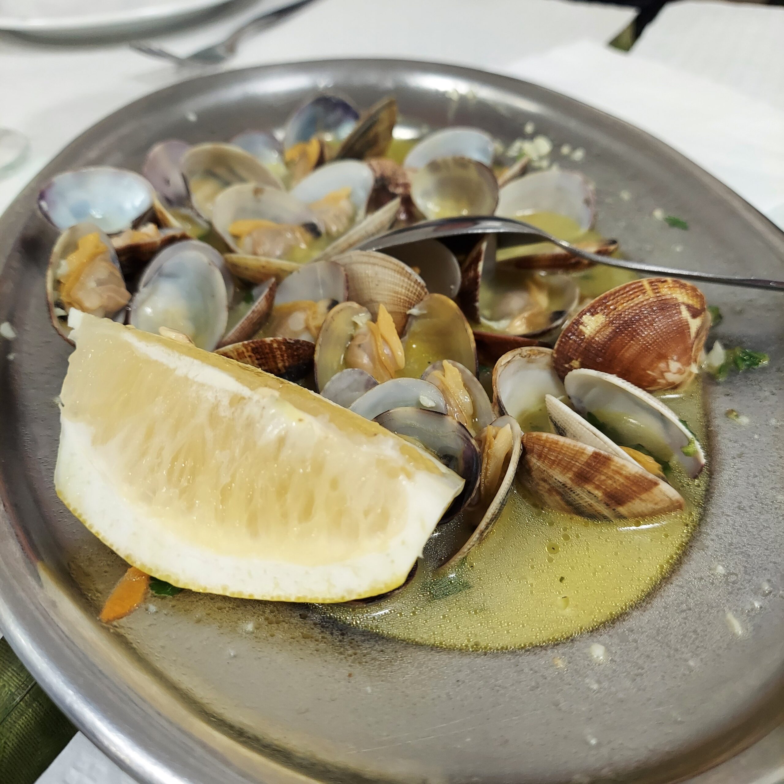 皿の上の食べ物