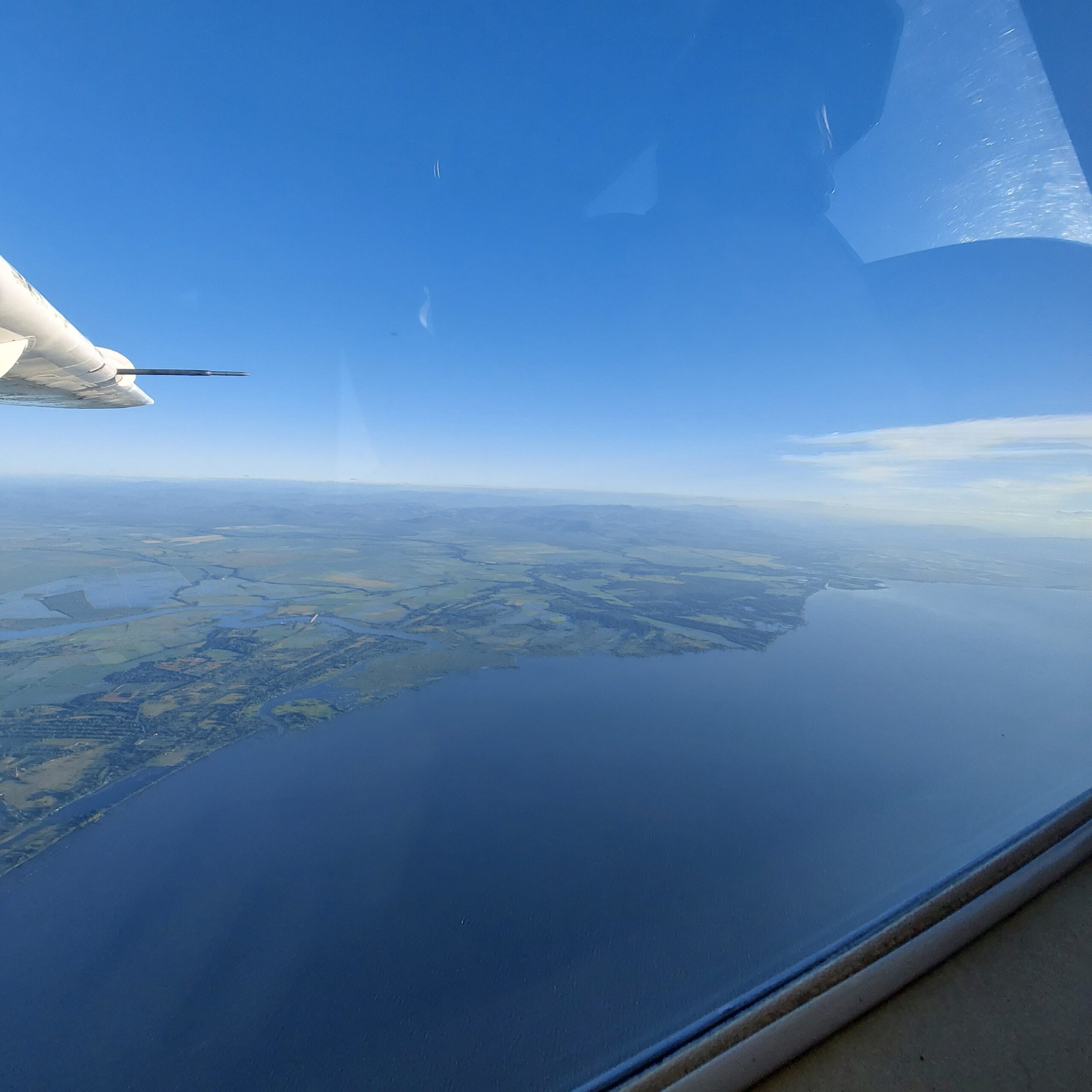 海の上を飛ぶ飛行機の翼