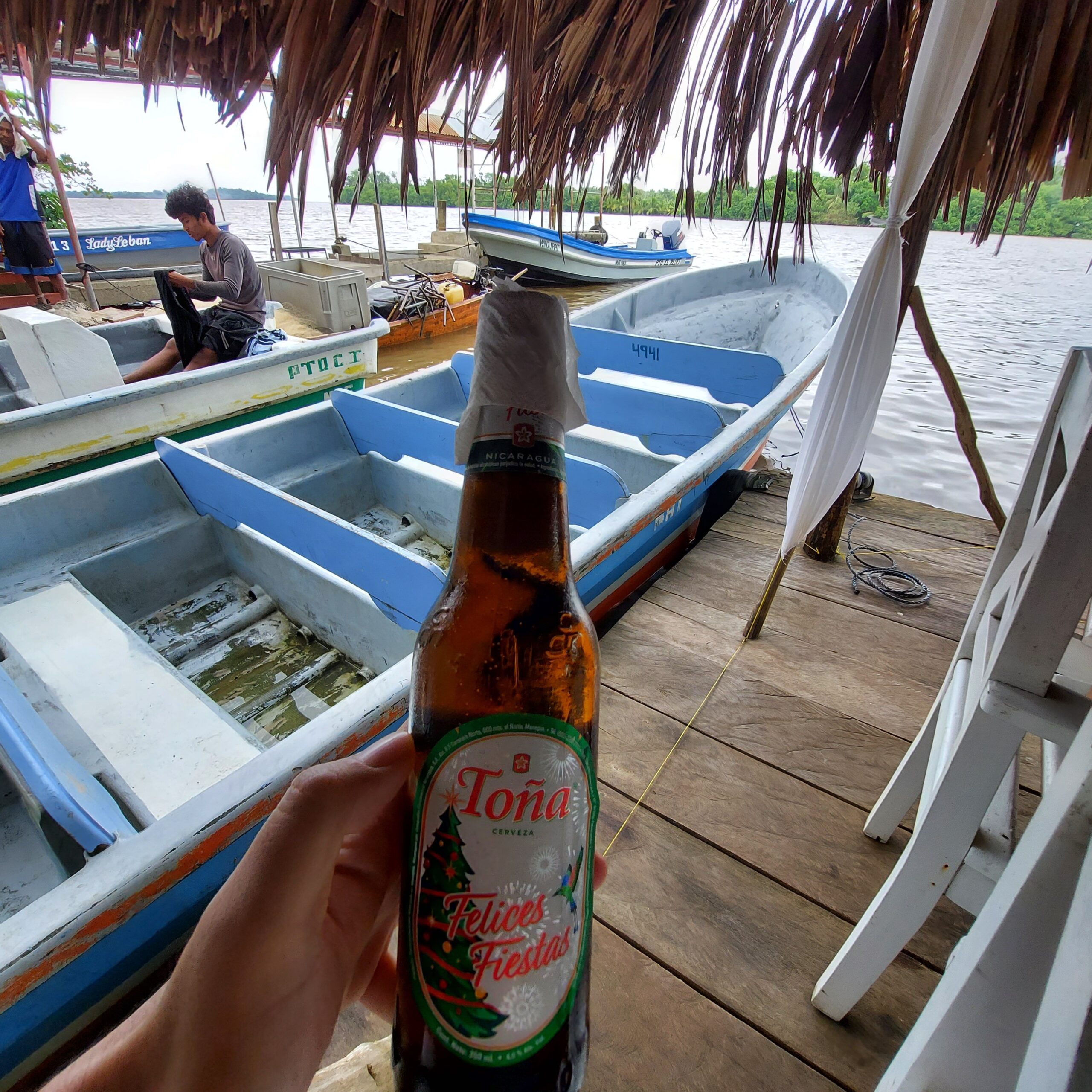ベンチの上に置かれたビール