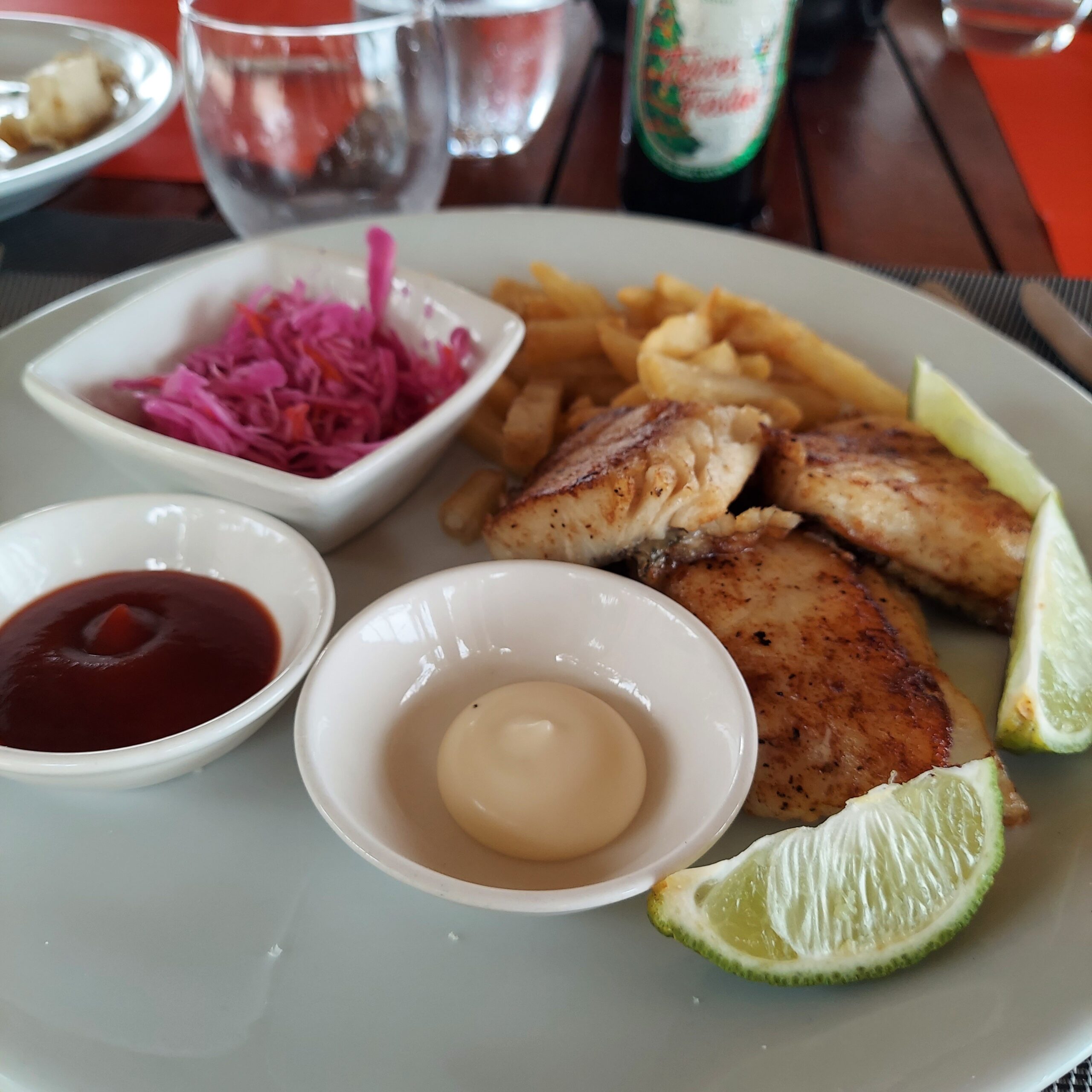 皿の上にあるいろんな食べ物