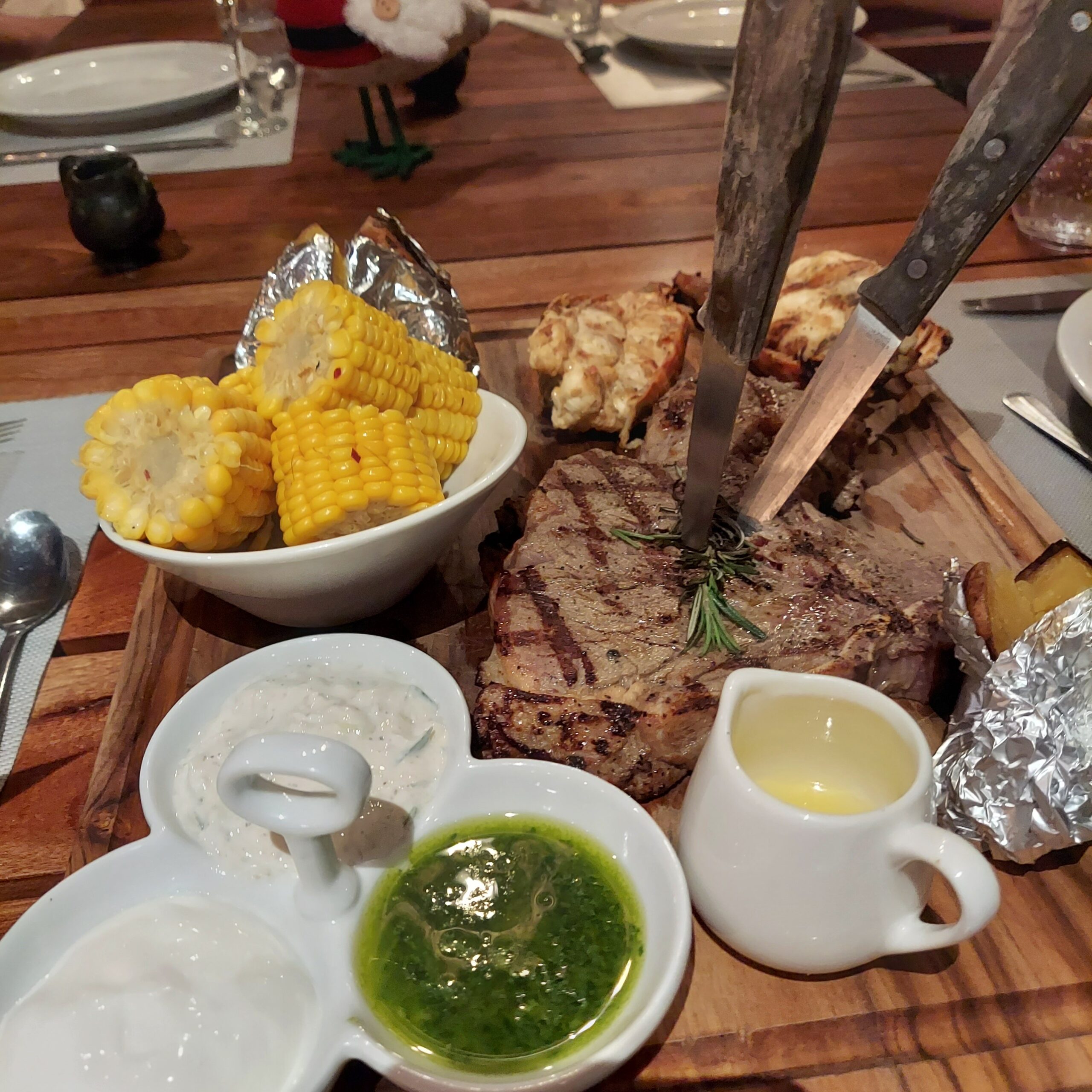 テーブルの上の食事と飲み物