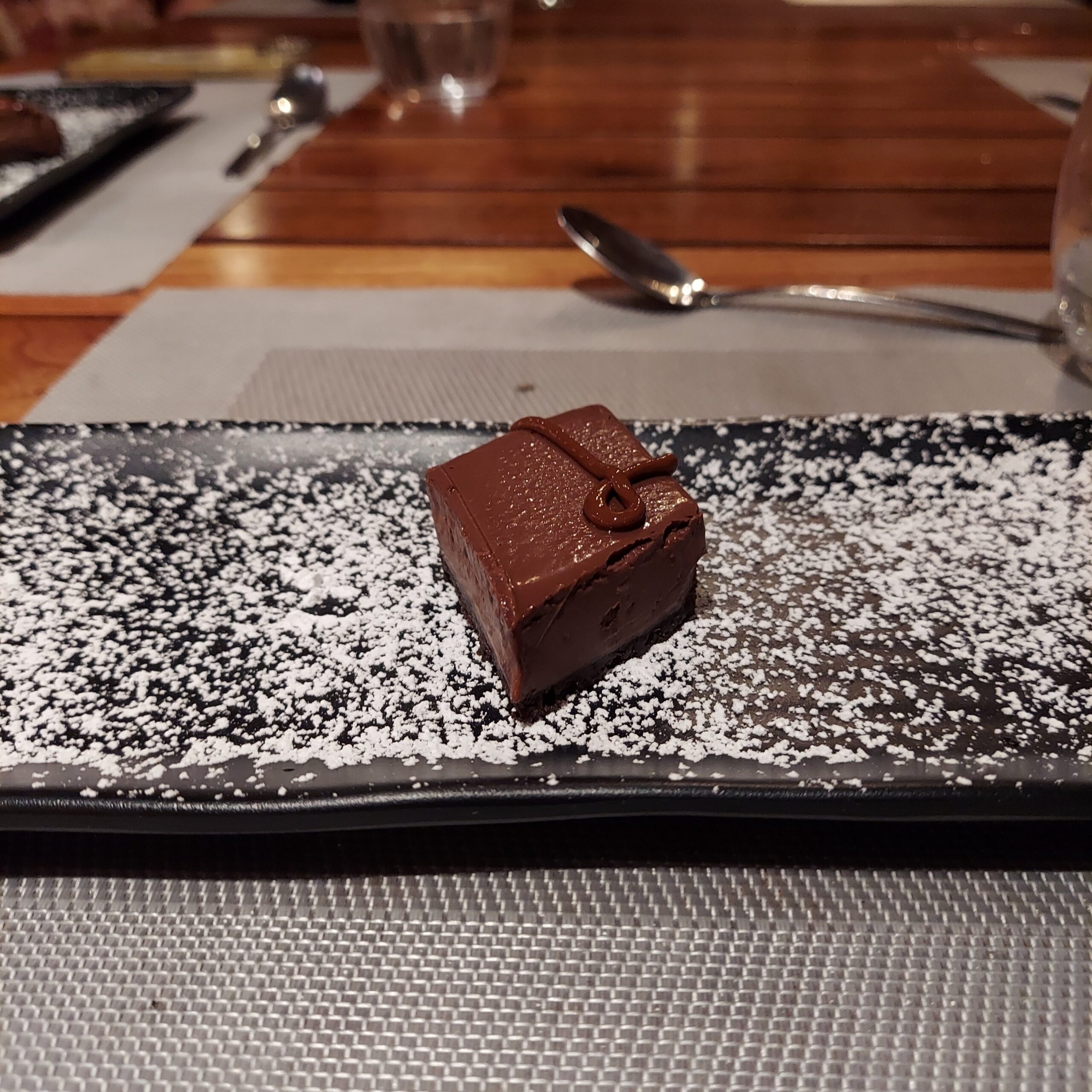 テーブルの上に置いてあるチョコレートのケーキ