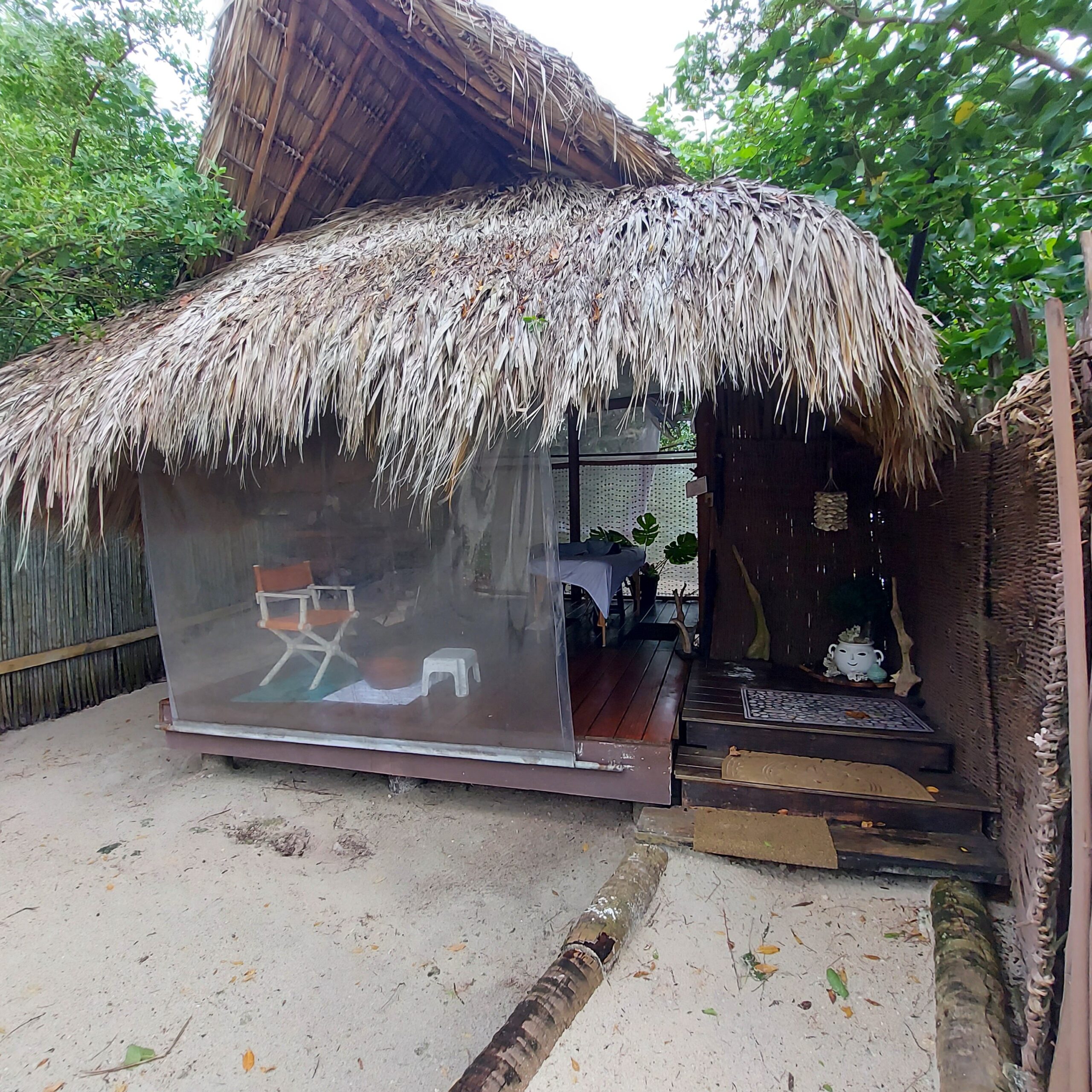 赤い屋根の小屋