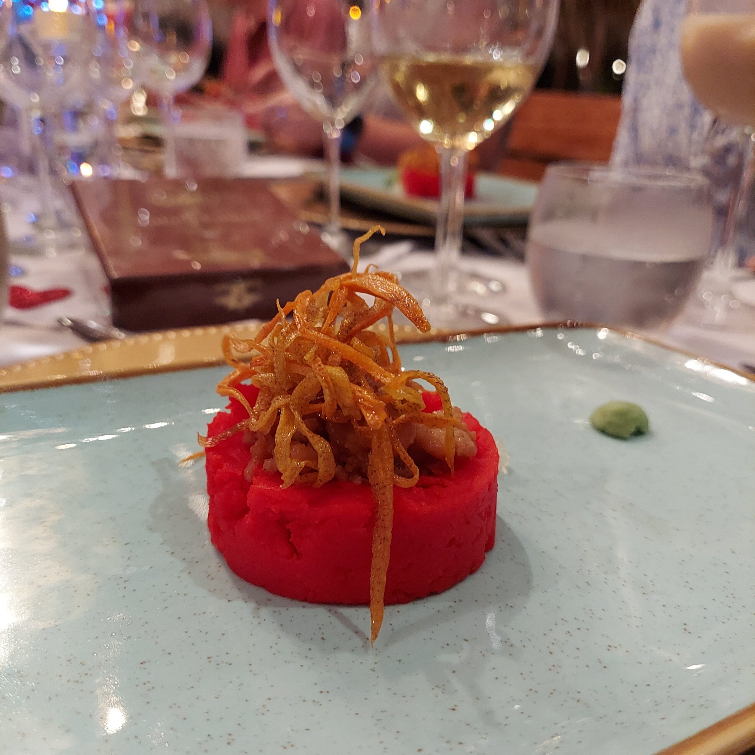 皿の上の食べ物とワイングラス