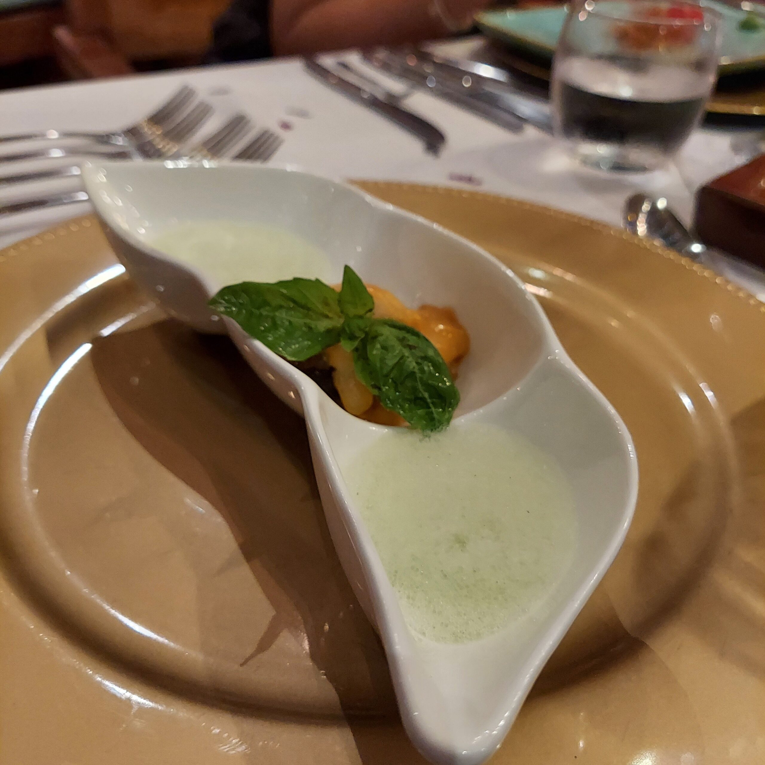 皿の上の食事とフォーク