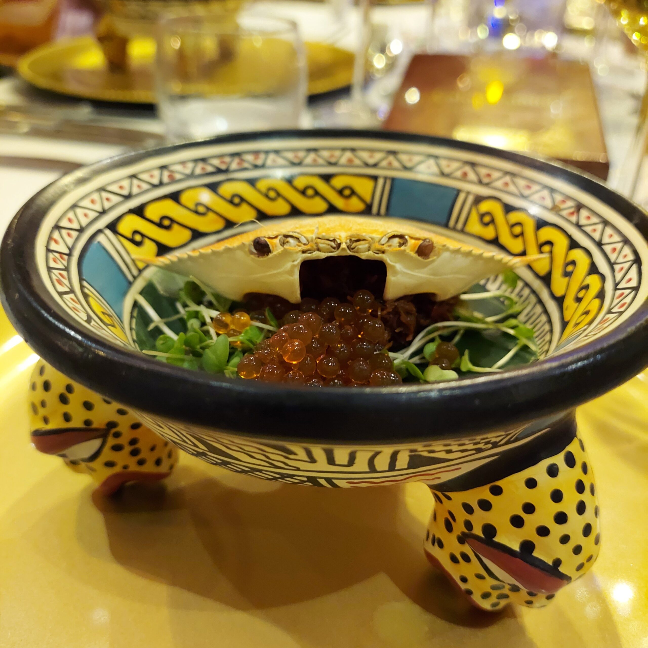 皿の上の食べ物と飲み物