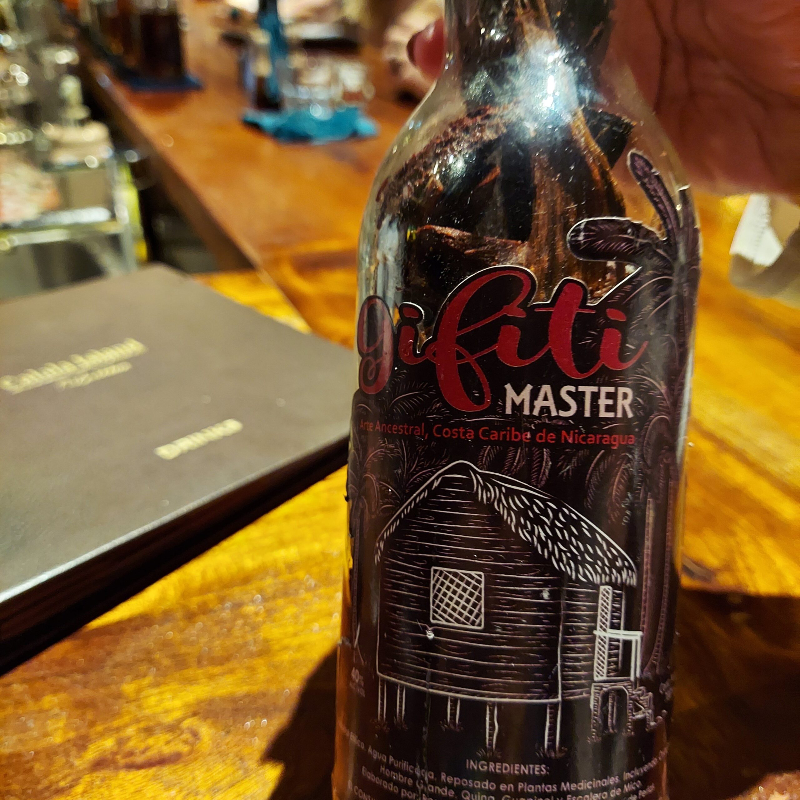 テーブルに置かれたビールの瓶