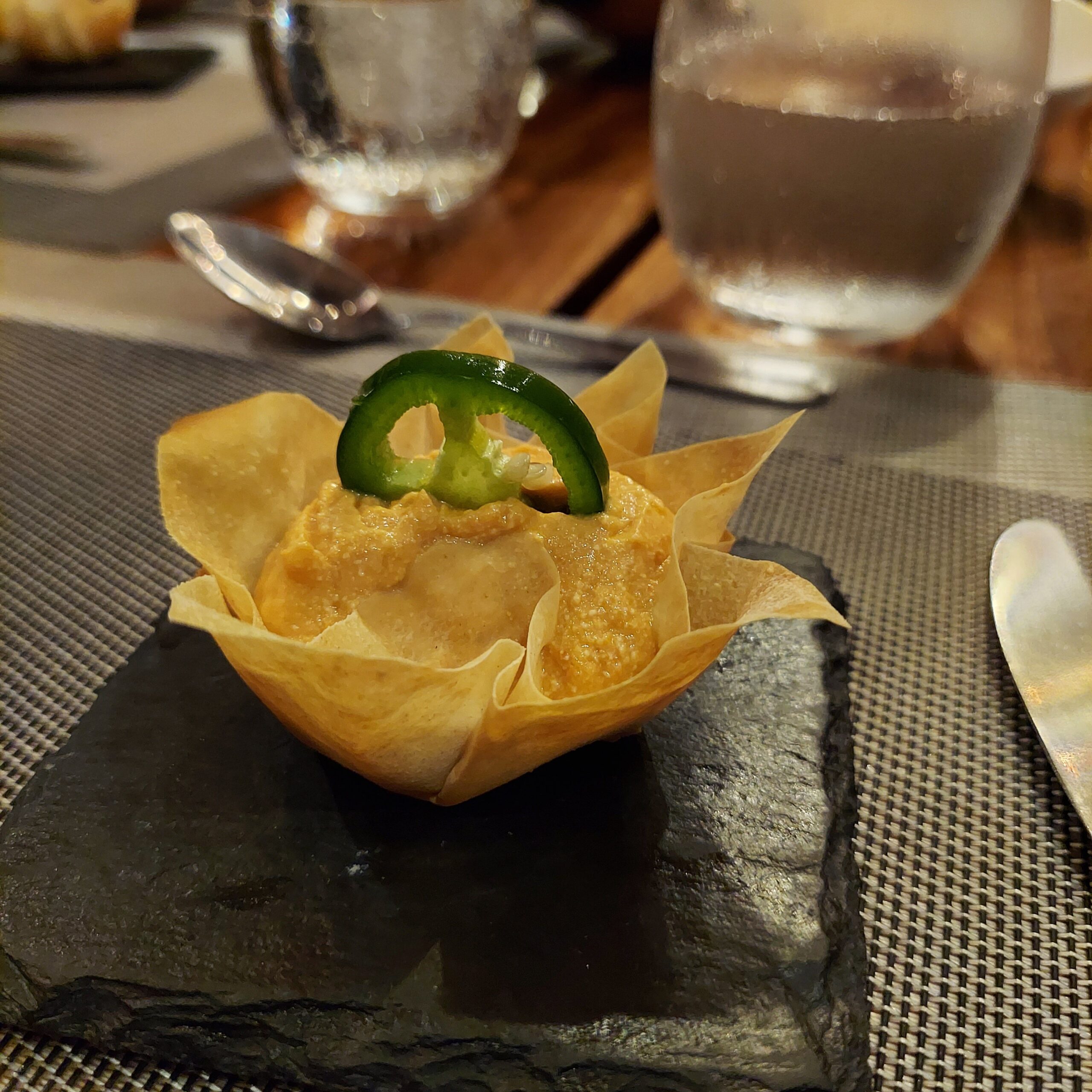 テーブルの上に置かれたサンドイッチと飲み物