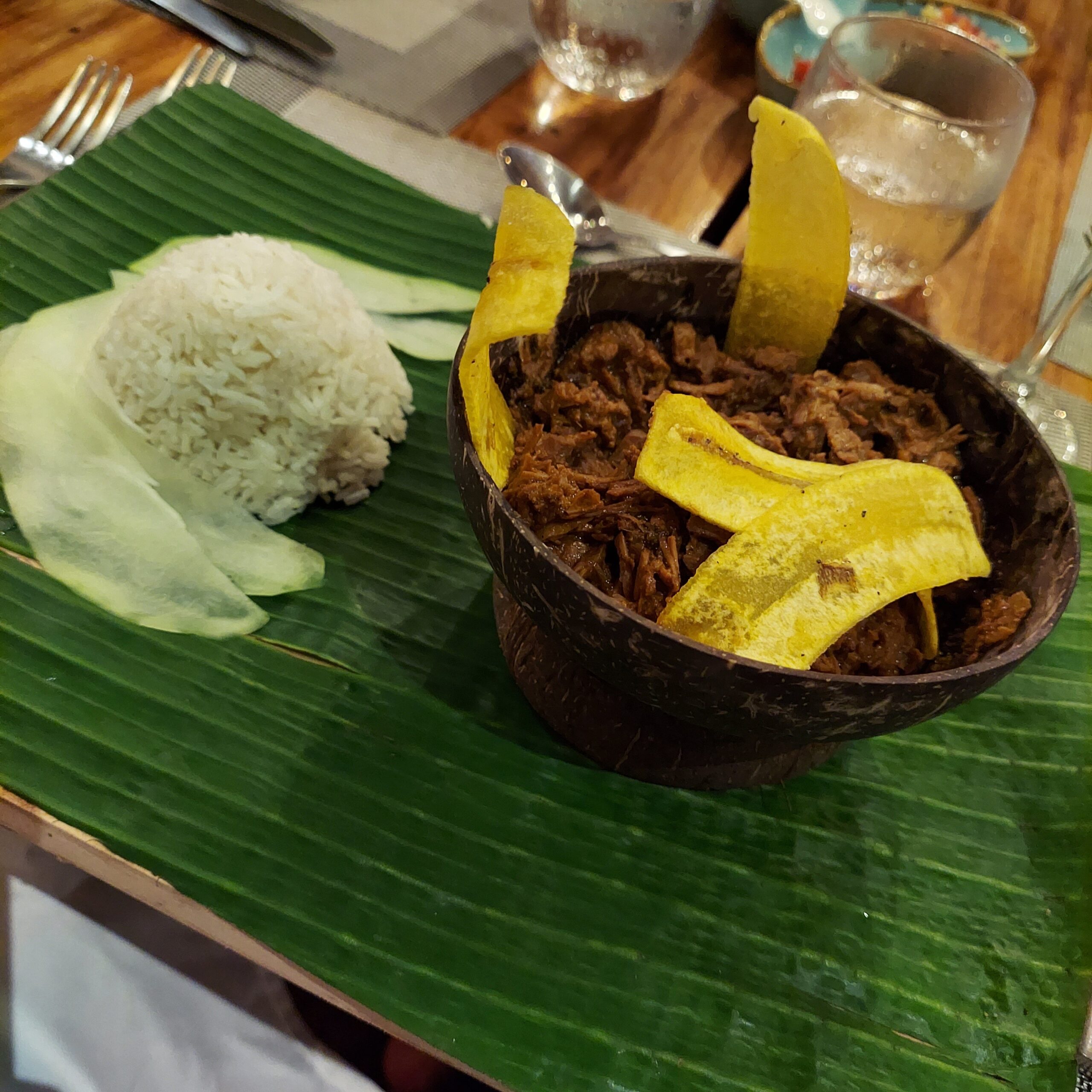 テーブルの上にあるいろんな食べ物
