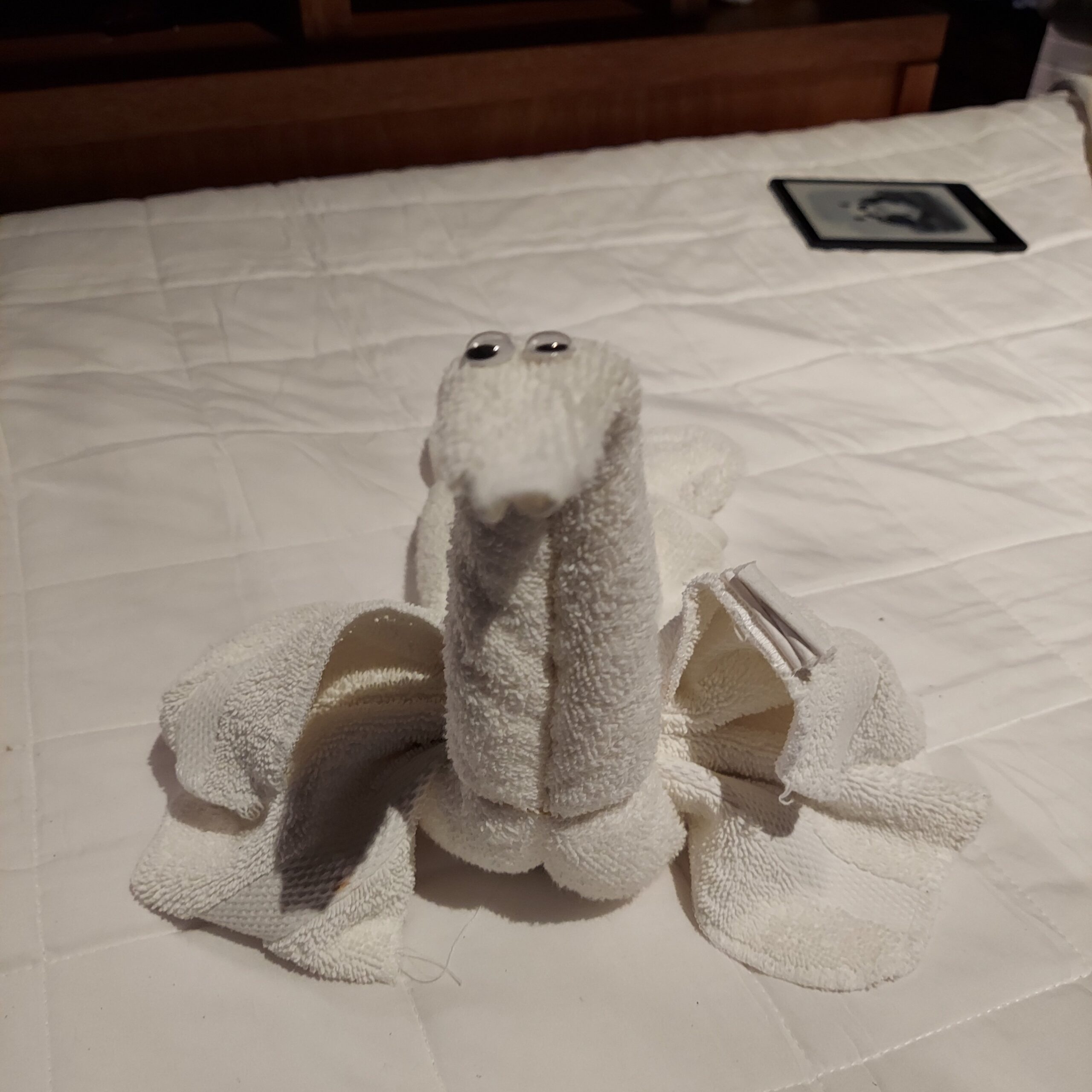 ベッドの上に置かれたぬいぐるみ