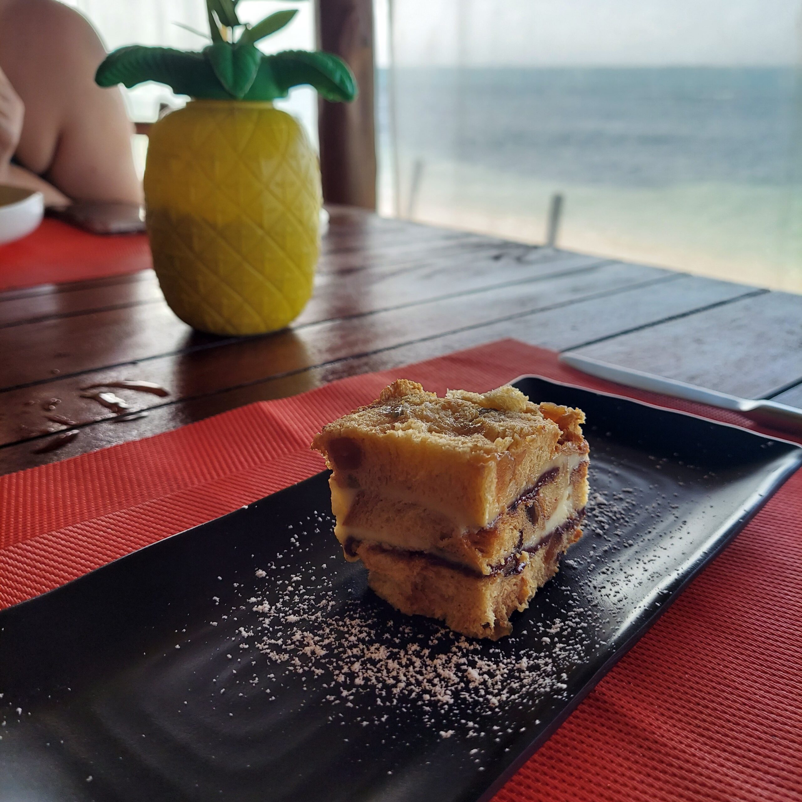 テーブルの上のケーキとアイスクリーム
