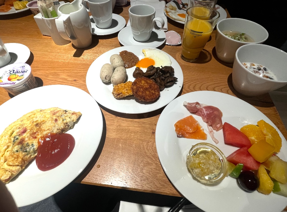 テーブルの上にある朝食