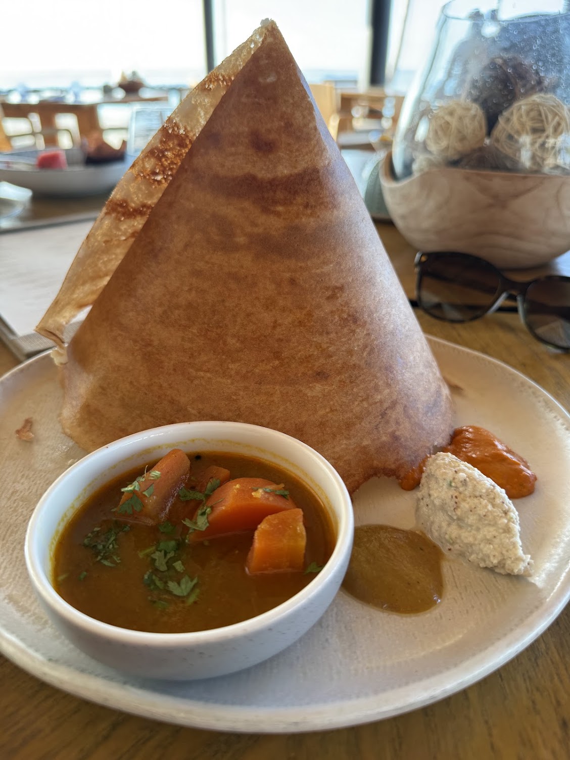 皿の上の食べ物と飲み物