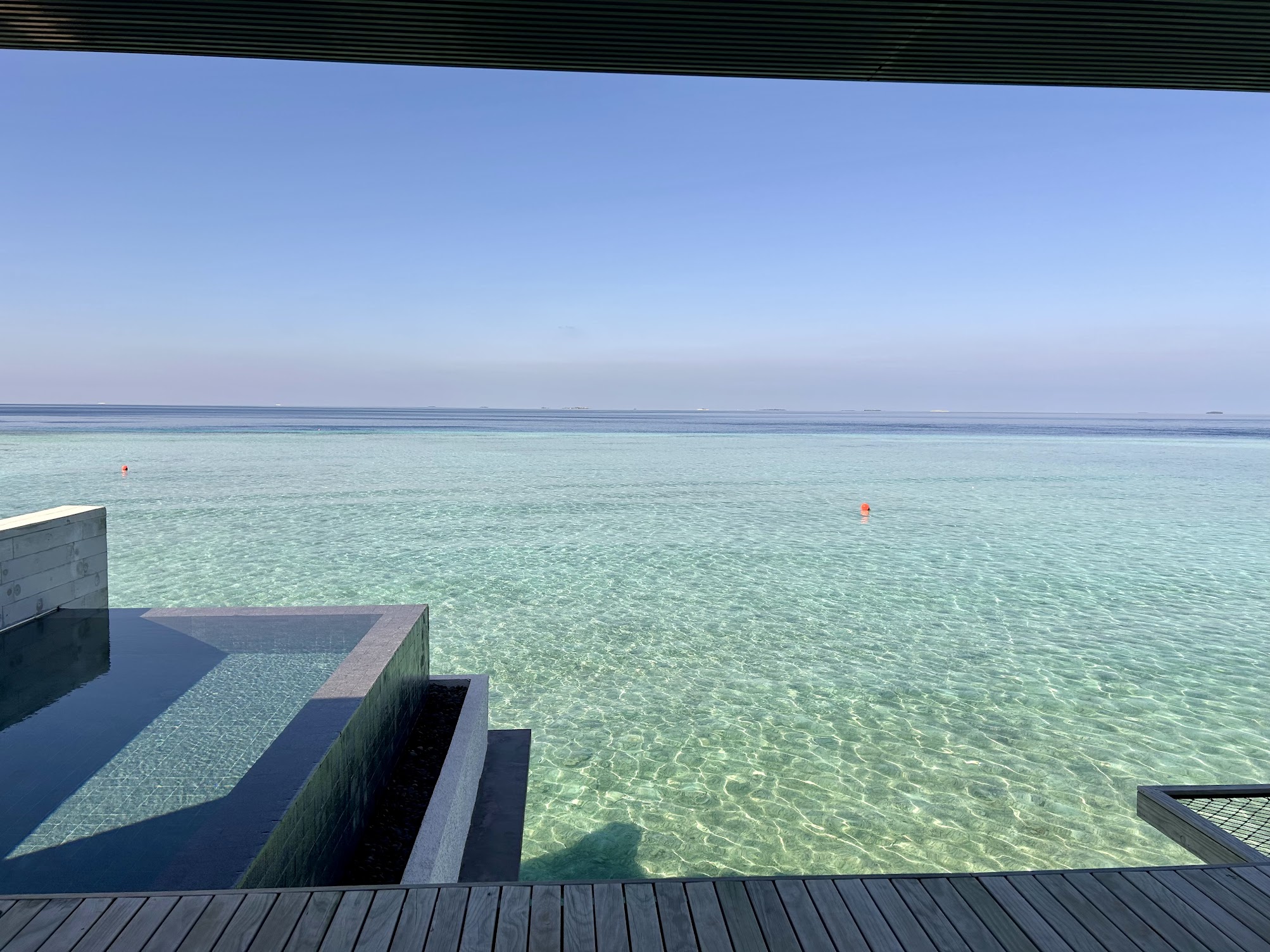 海のそばのベンチ