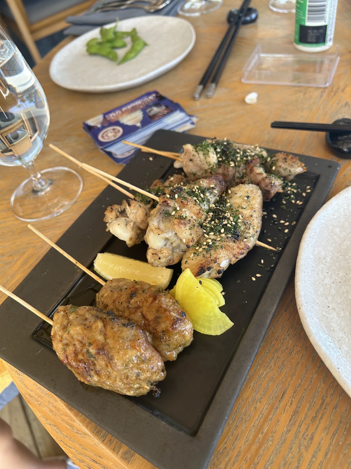 テーブルに置かれた肉料理