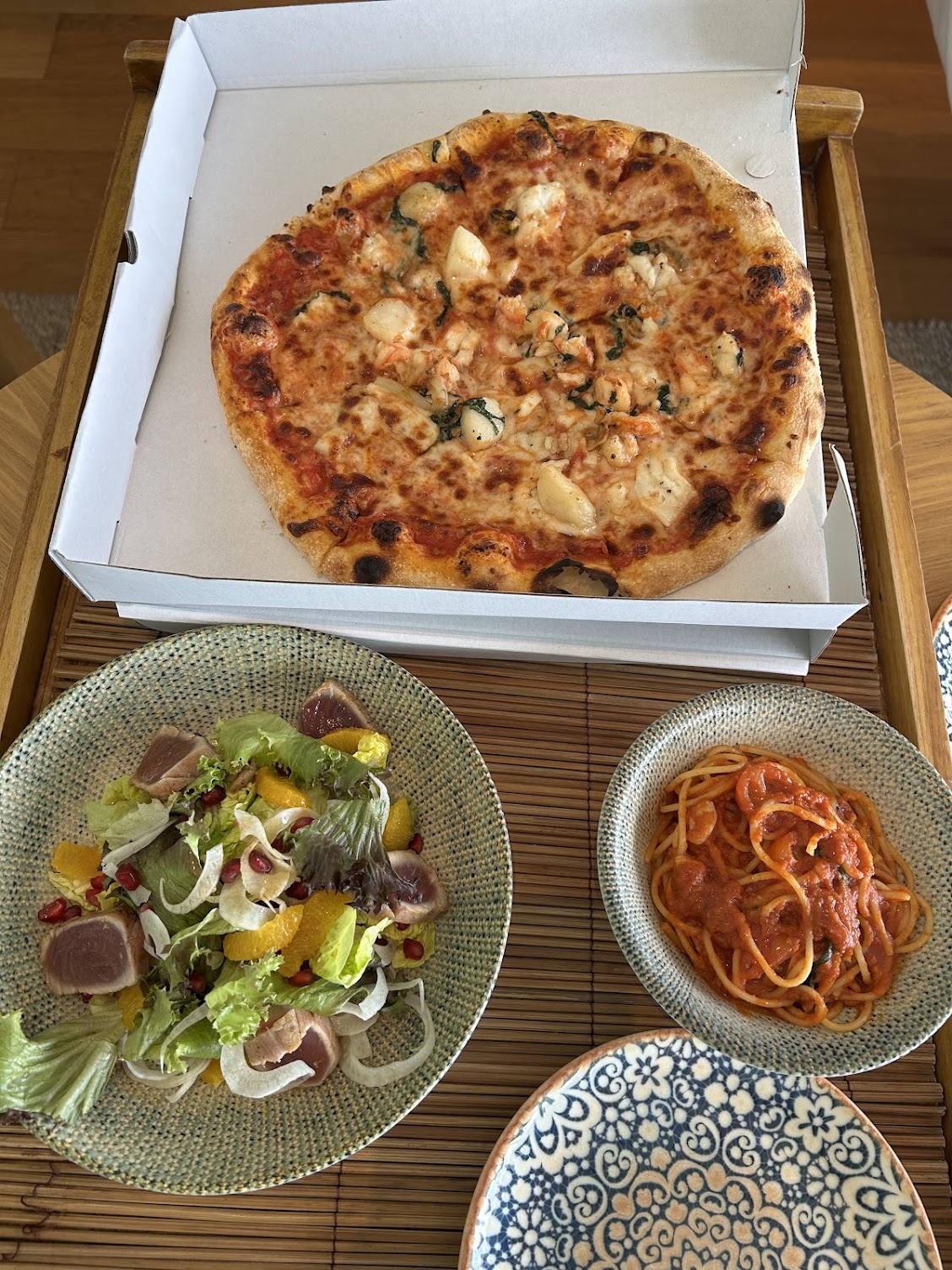 テーブルの上にあるいろんな食べ物