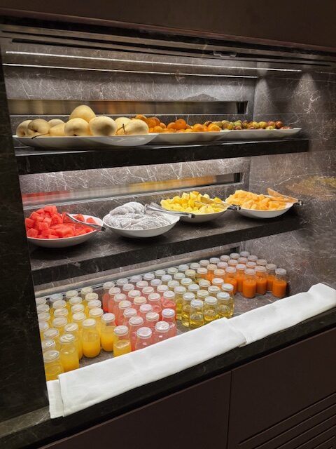 カウンターの上にある数種類の食べ物