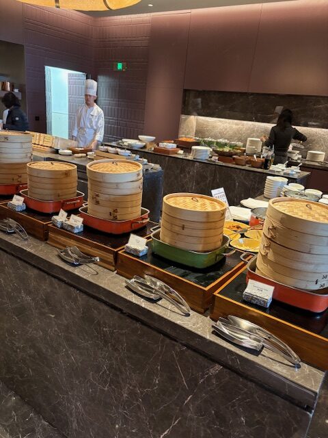 カウンターの上にあるいろんな食べ物