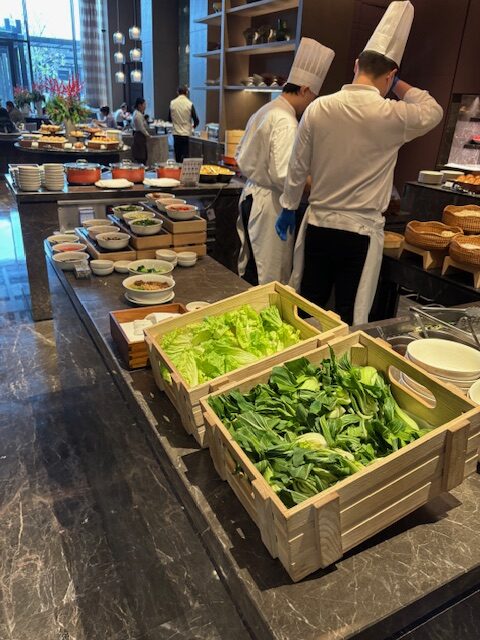 カウンターに置いている様々な種類の野菜