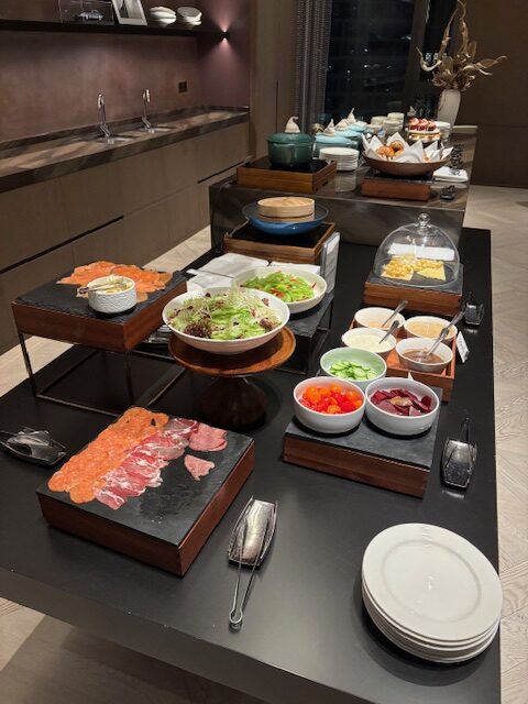 カウンターに置いている様々な料理