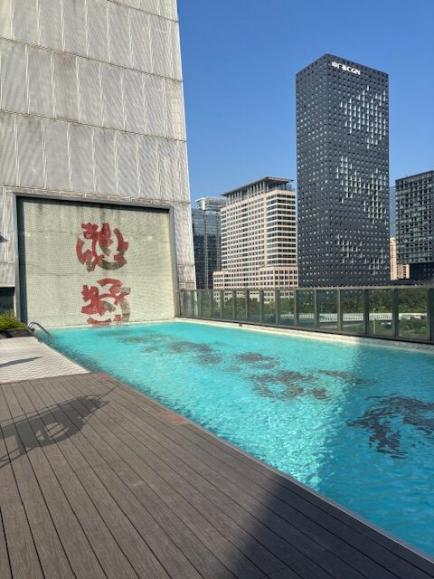 建物の前にあるプール