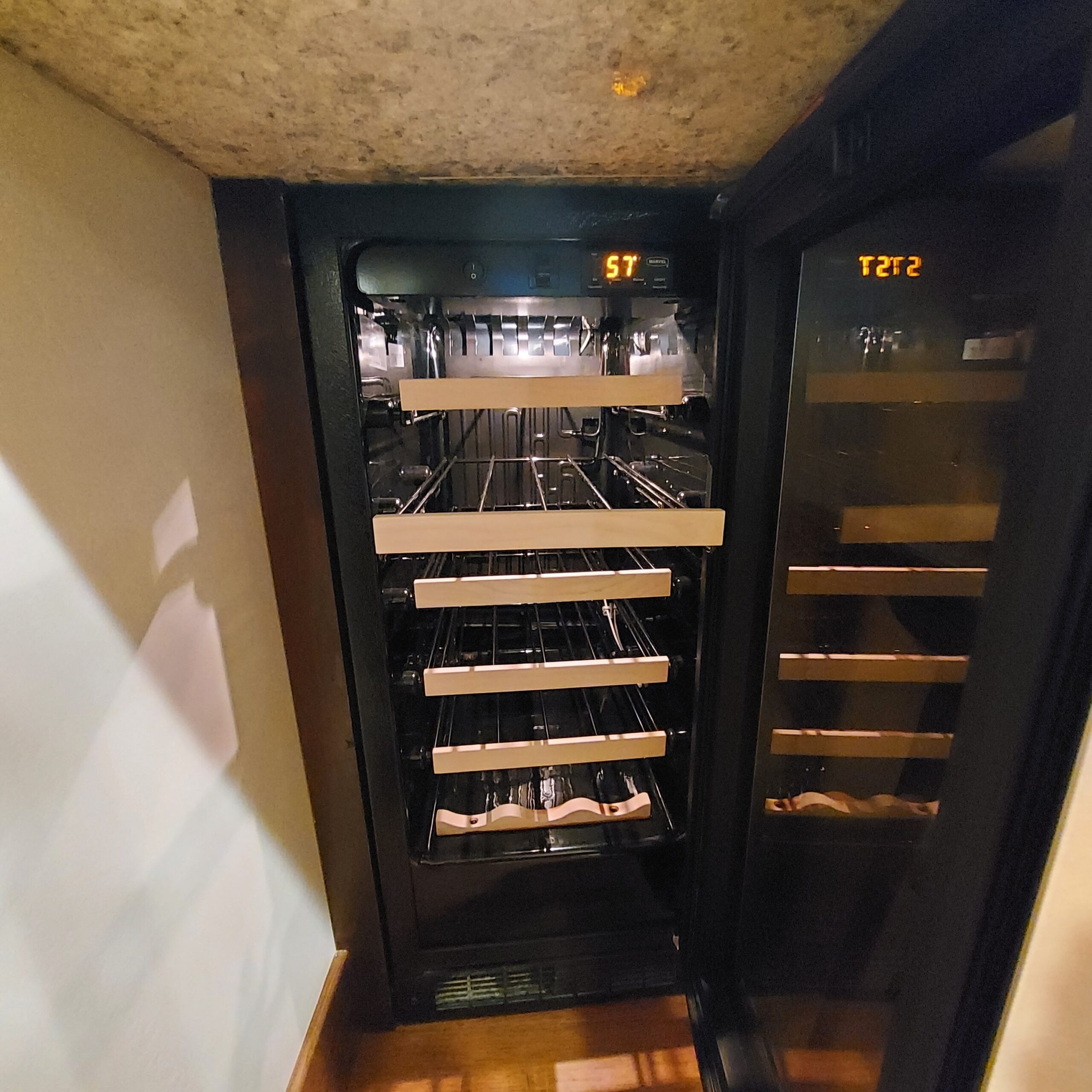 屋内に展示されている