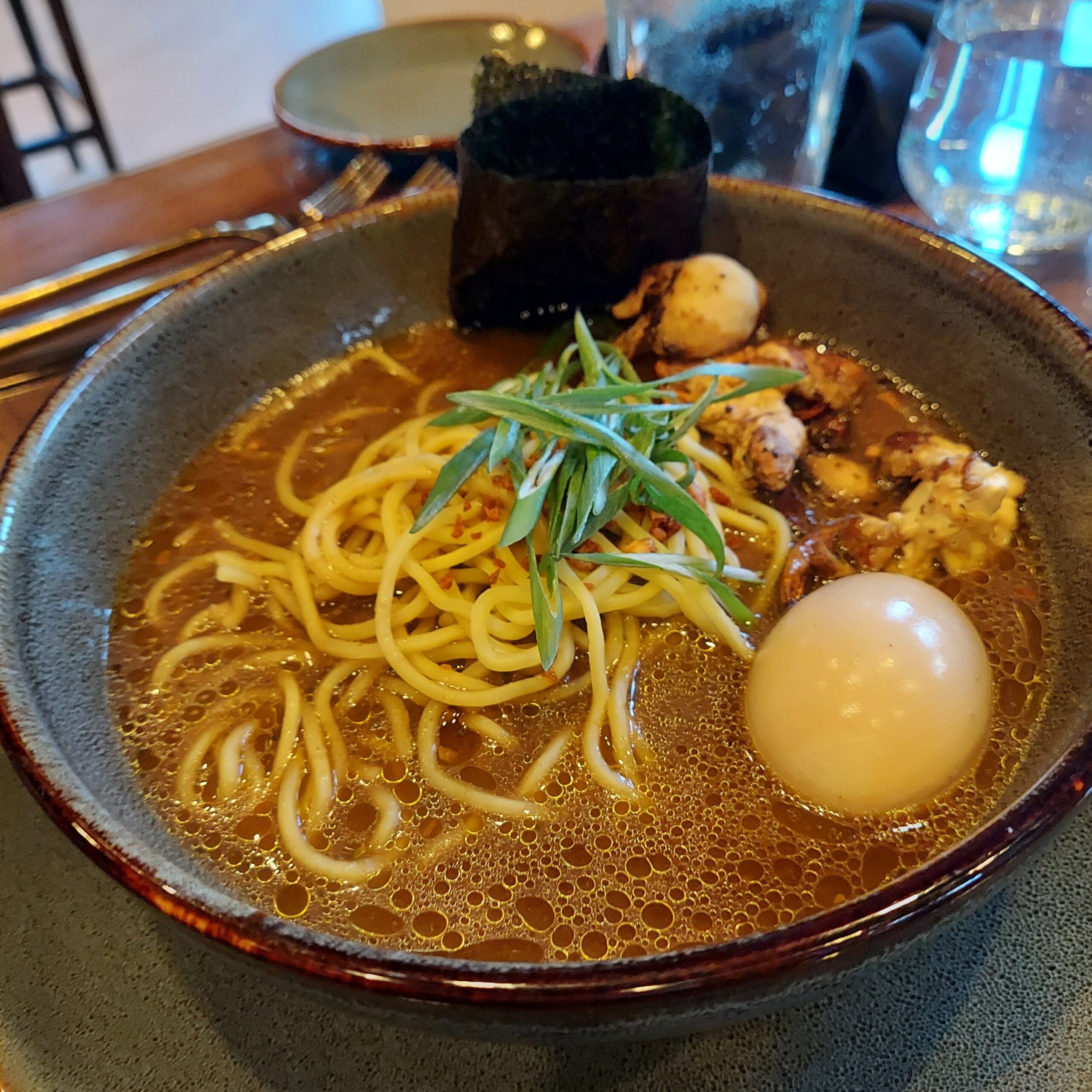 皿の上にあるスープ