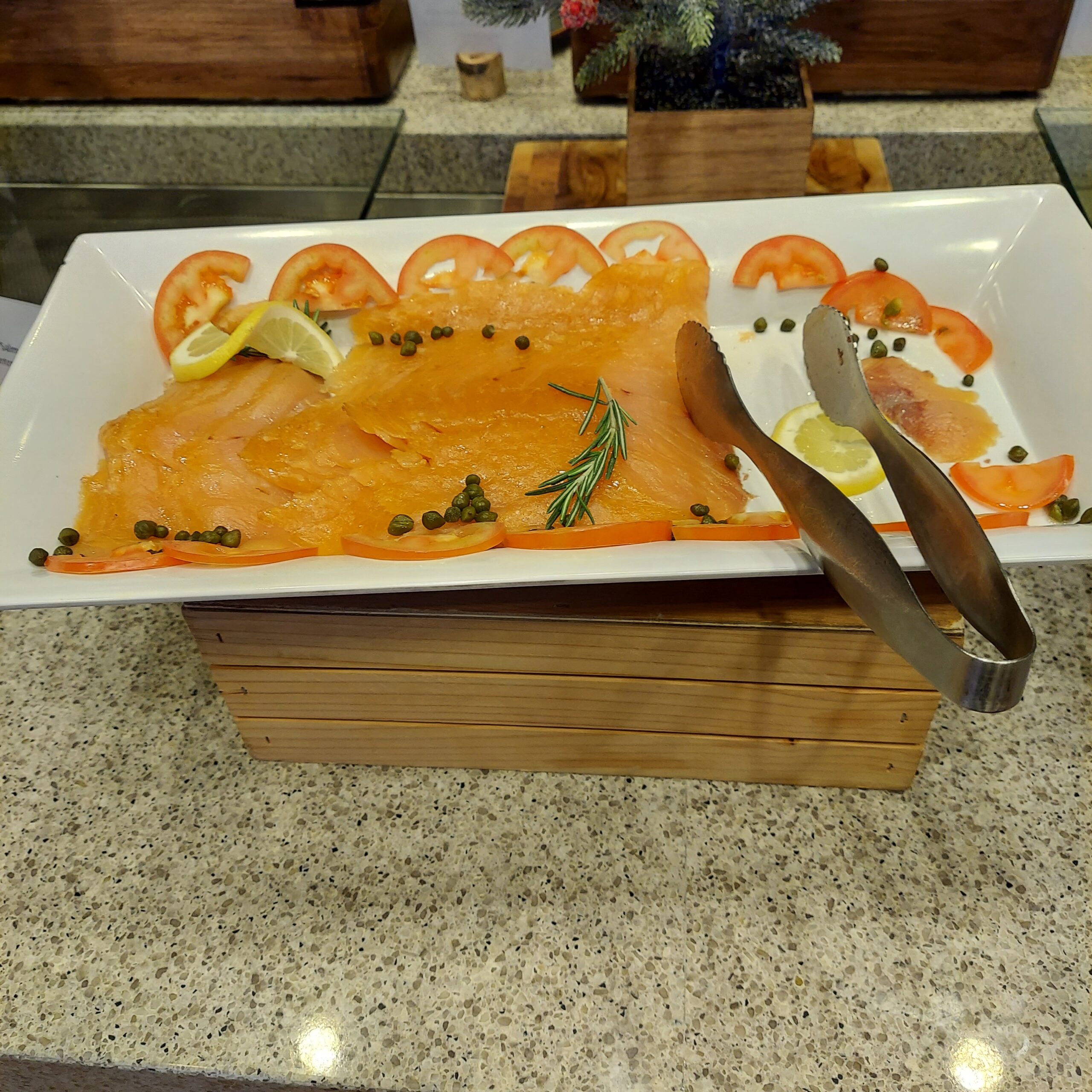 木製テーブルの上にある数種類の食べ物