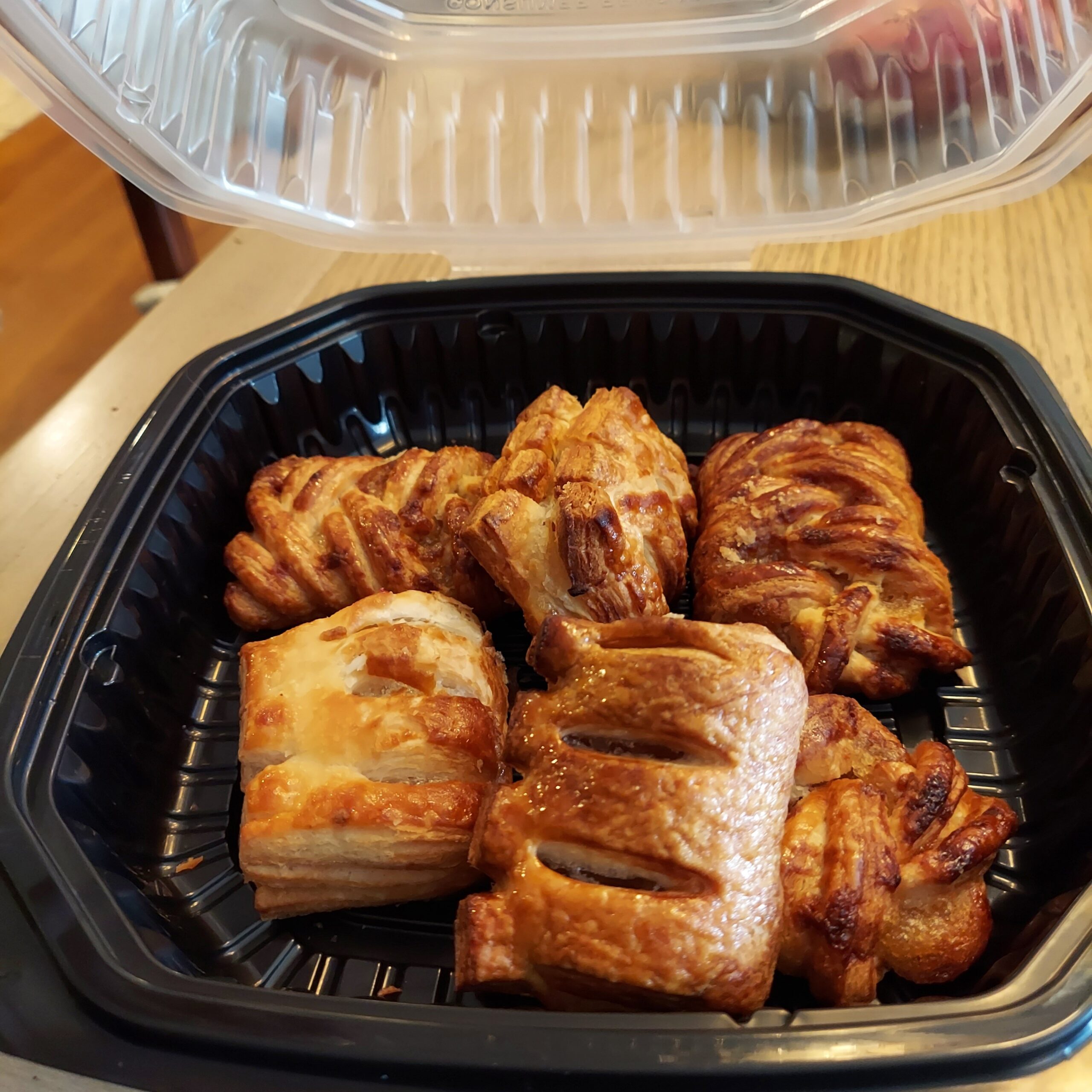 プラスチック容器に入った食べ物