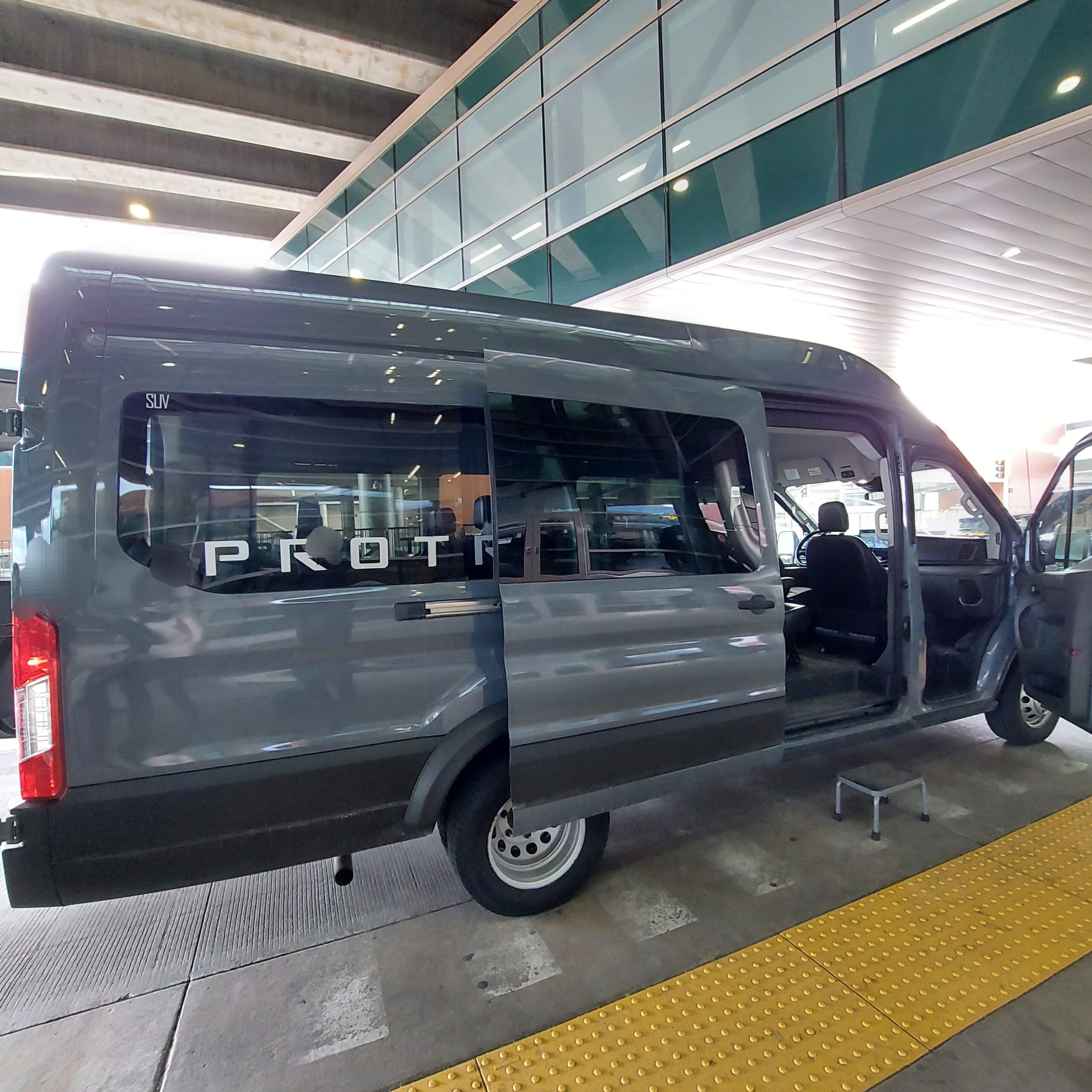 駅のホームに停まっている車