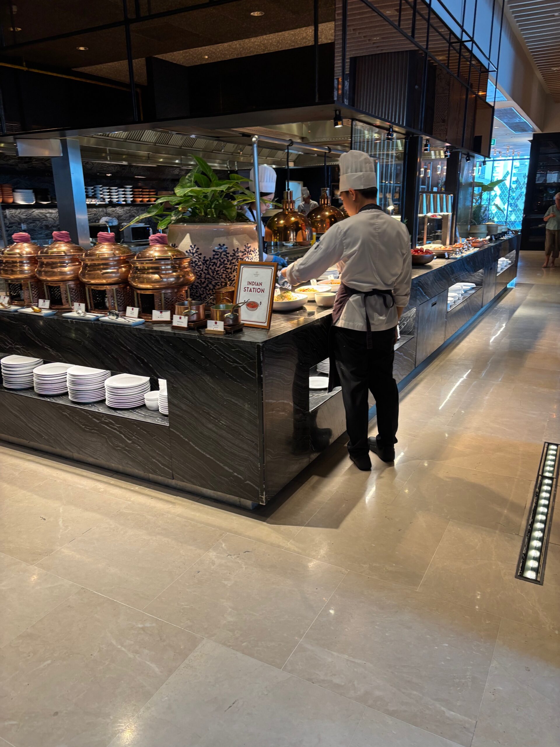 店の上に置かれたスーツケース
