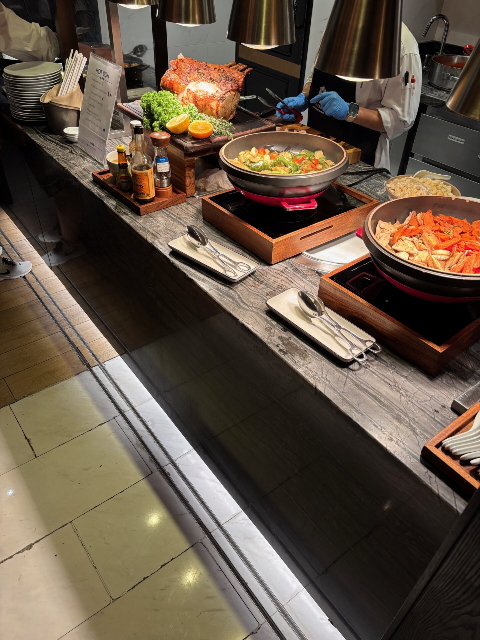 カウンターに置いている様々な料理