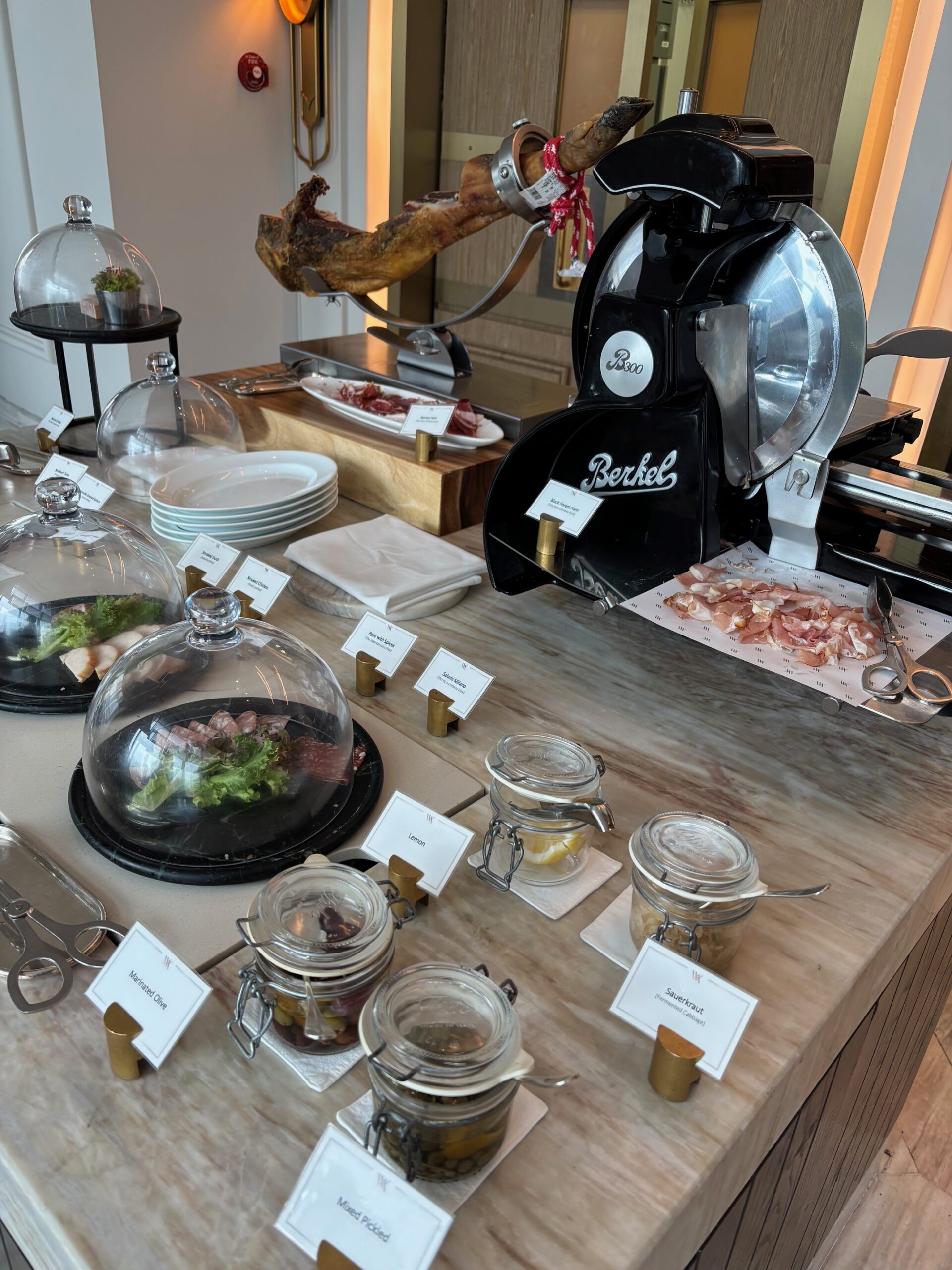 テーブルの上にあるいろんな料理