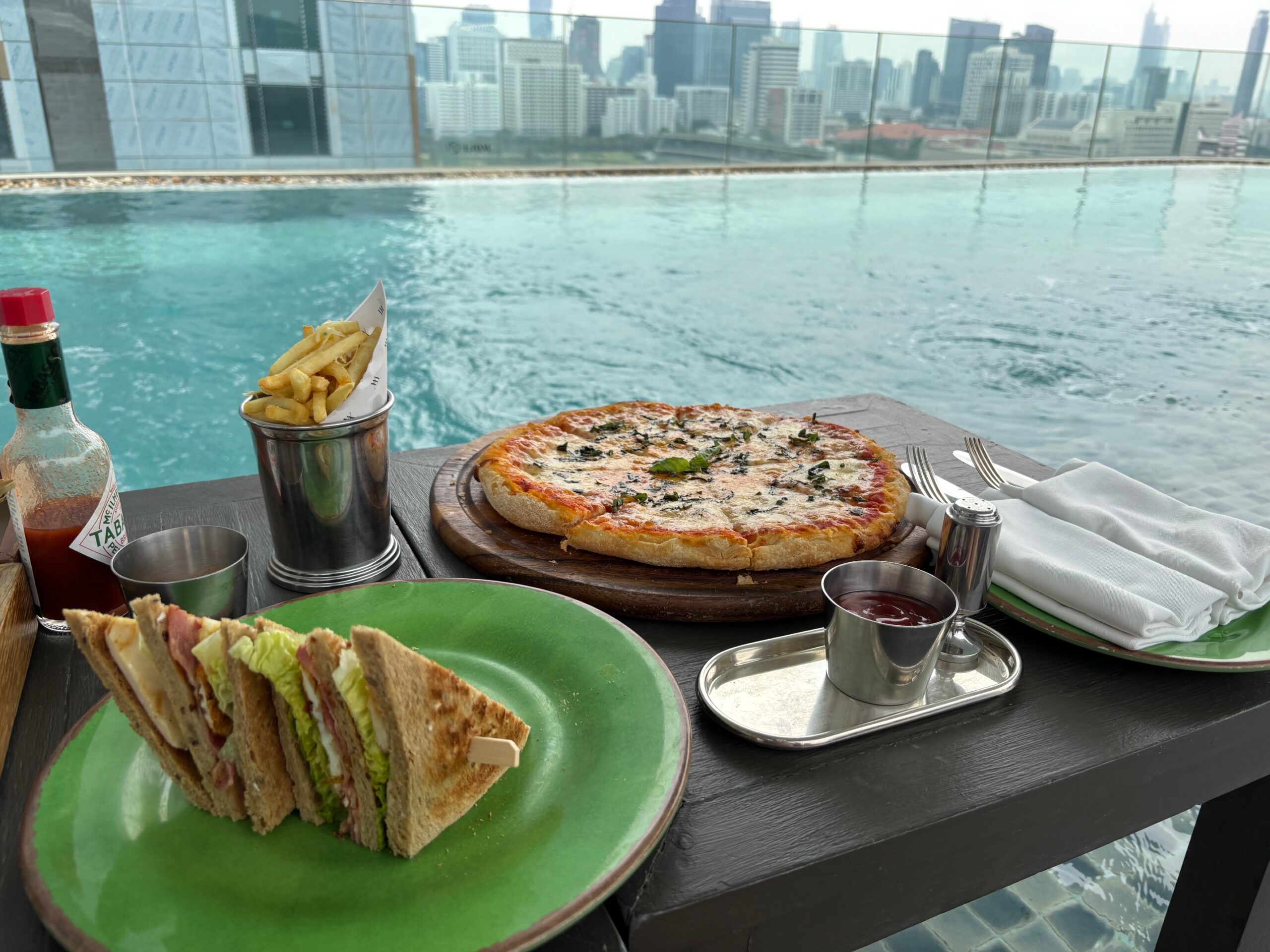 皿の上のサンドイッチと飲み物