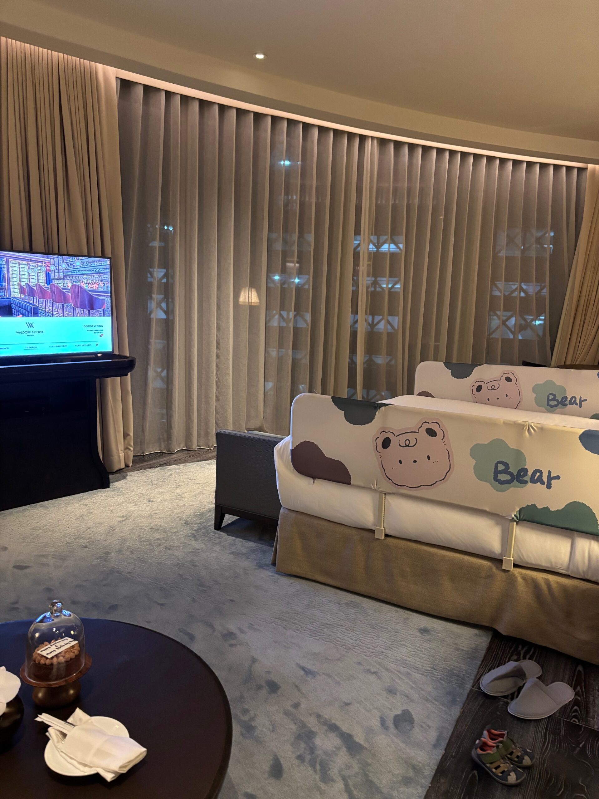 部屋にビデオゲームをする人