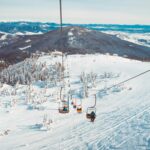 雪深い山にスキーしている人たち