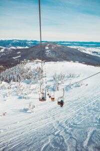 雪深い山にスキーしている人たち