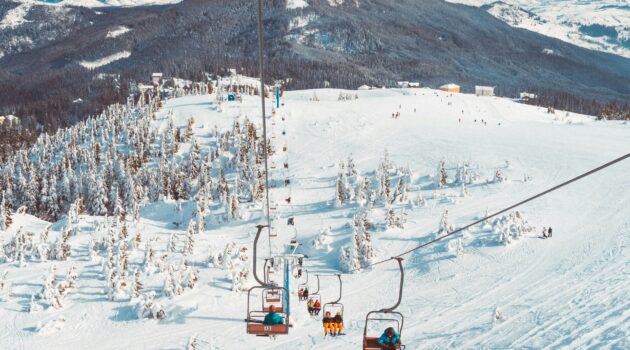 雪深い山にスキーしている人たち