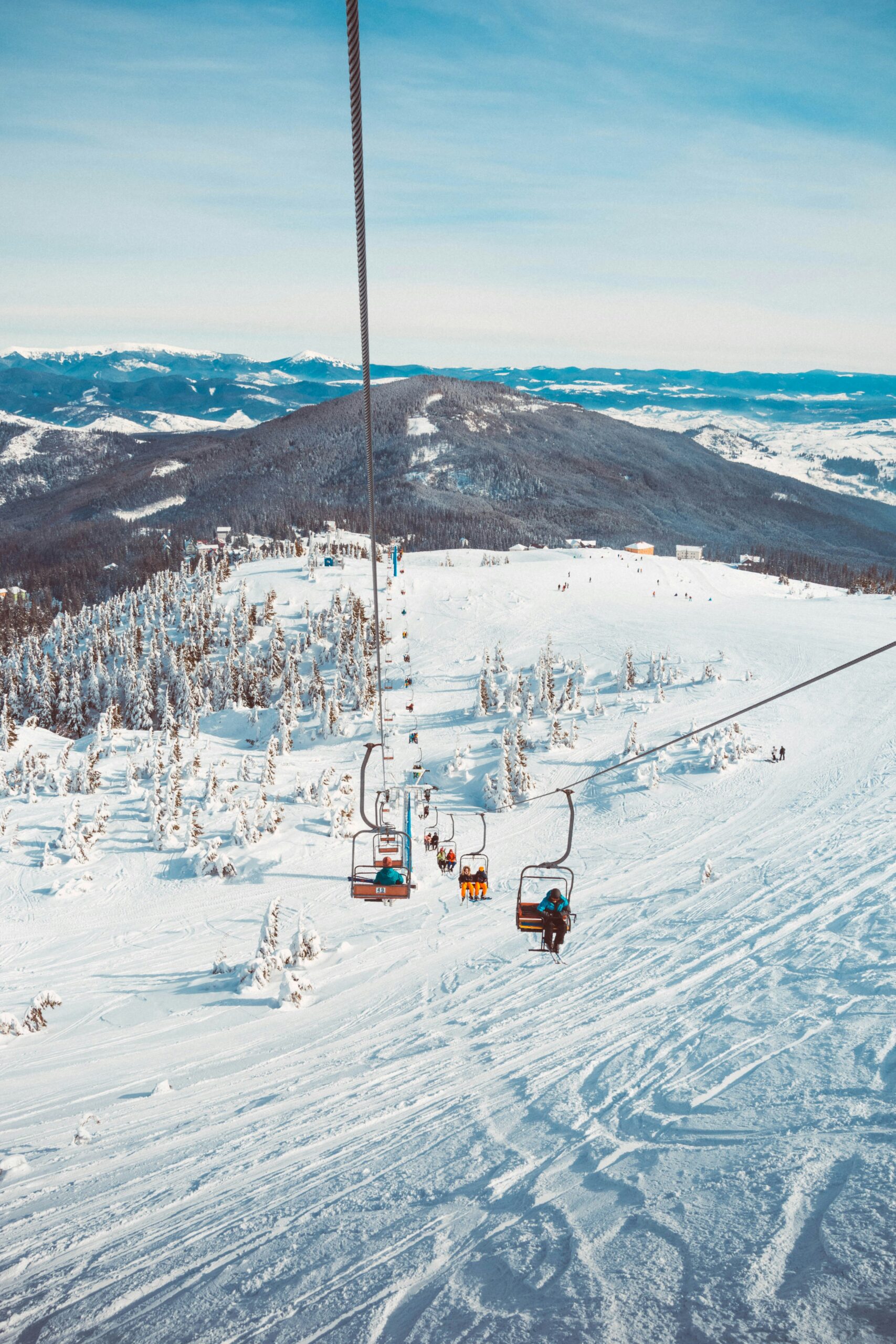 雪深い山にスキーしている人たち