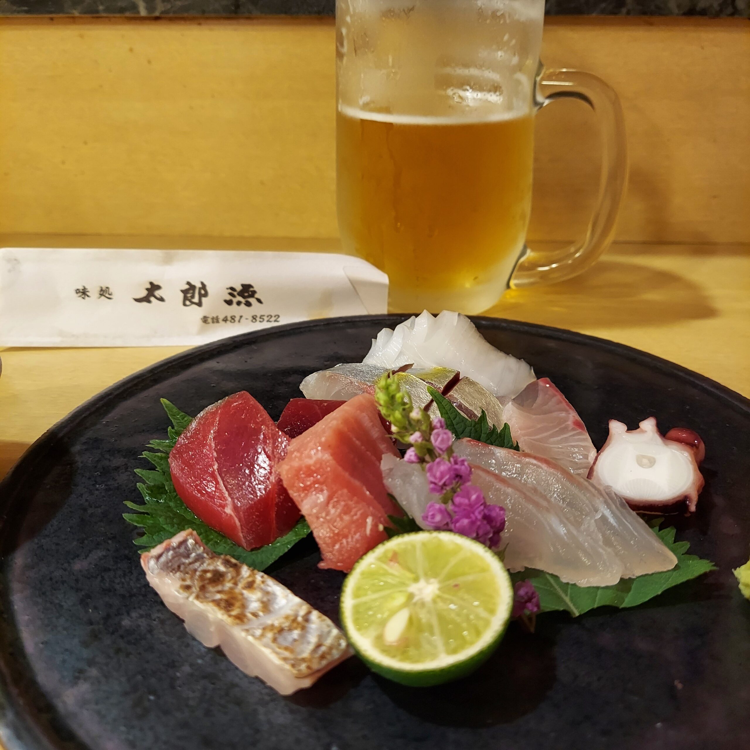 皿の上の食事と飲み物