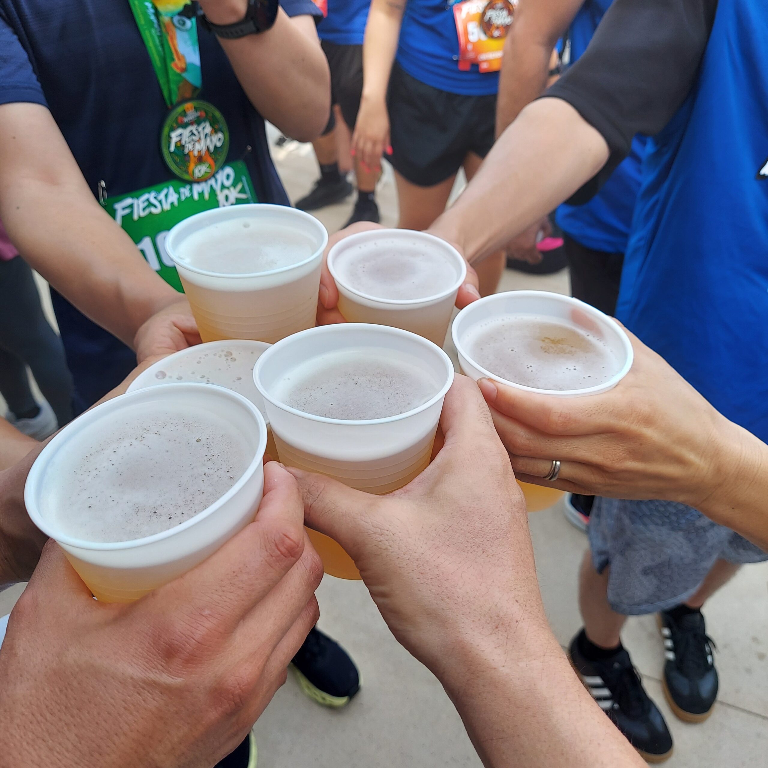カップに入った飲み物を飲んでいる男たち