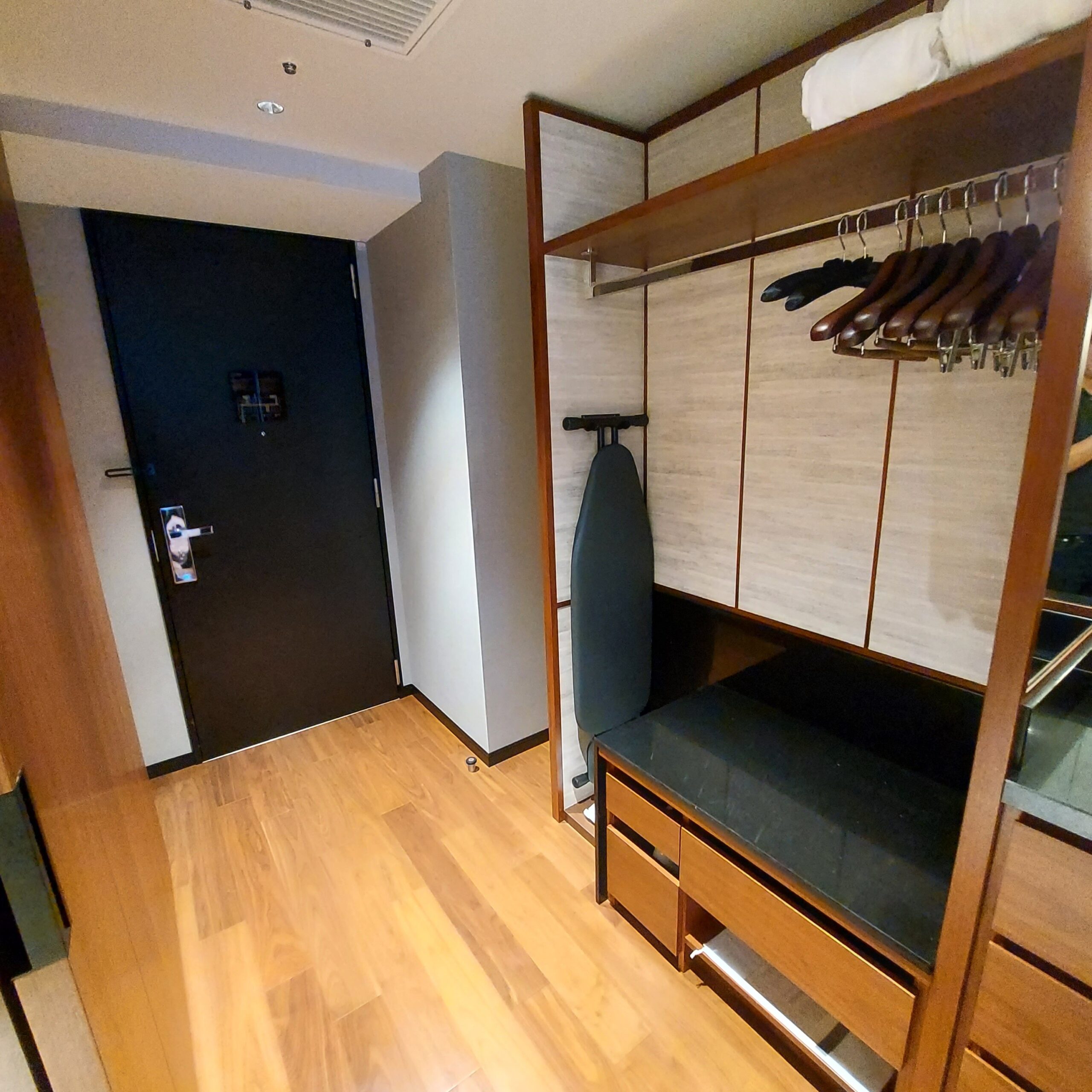 木製床の上に置かれている部屋