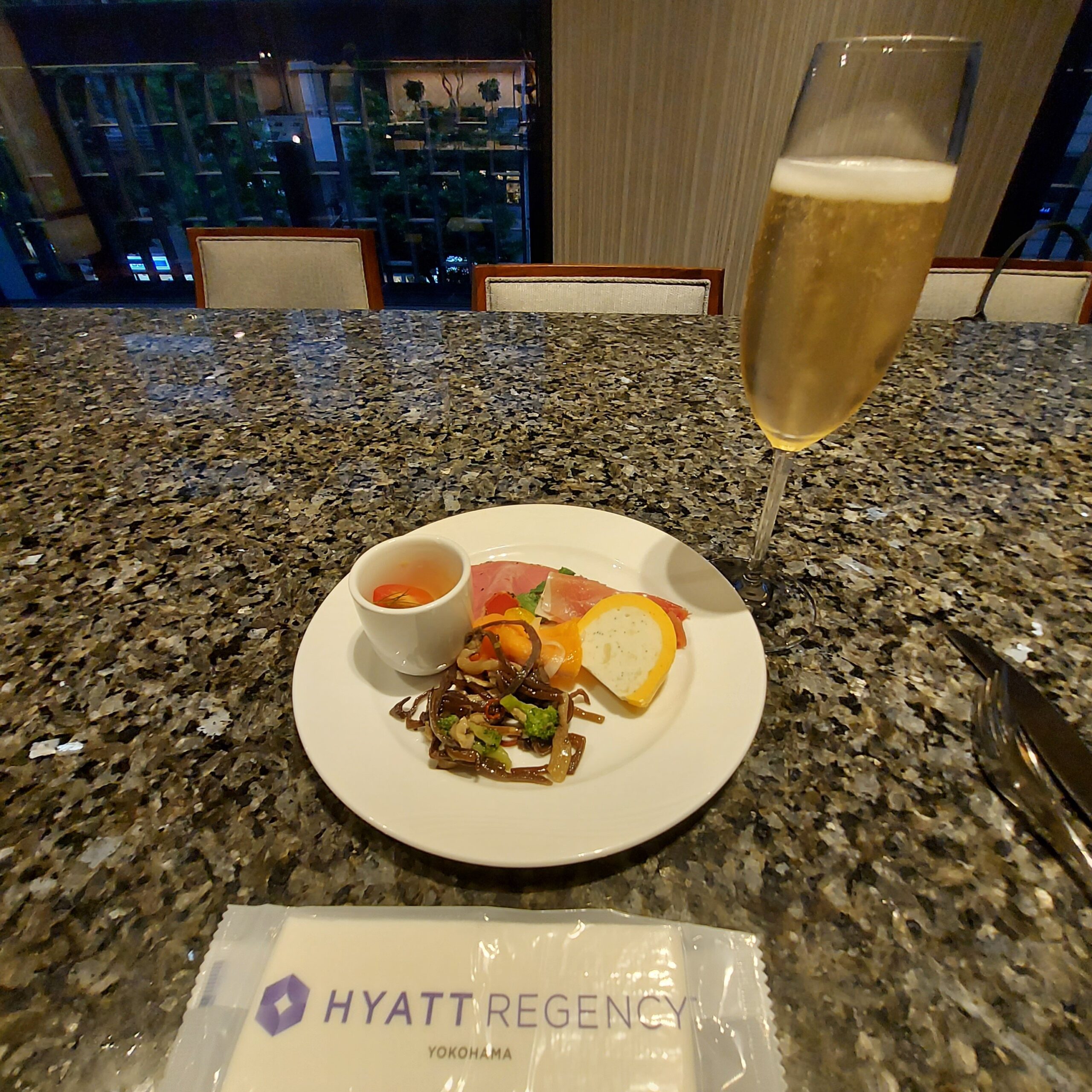 テーブルの上に置かれた食べ物