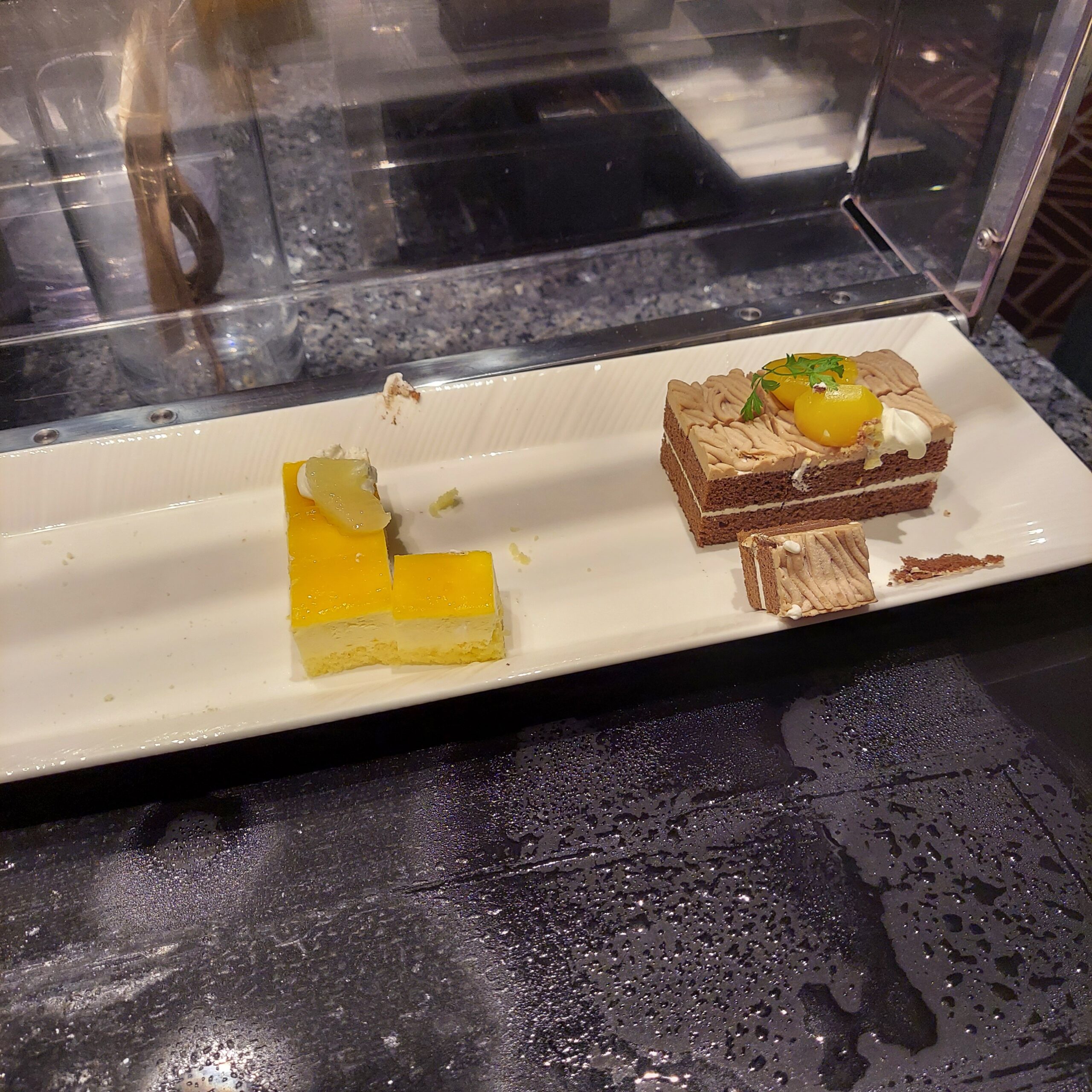 カウンターに置かれたケーキ