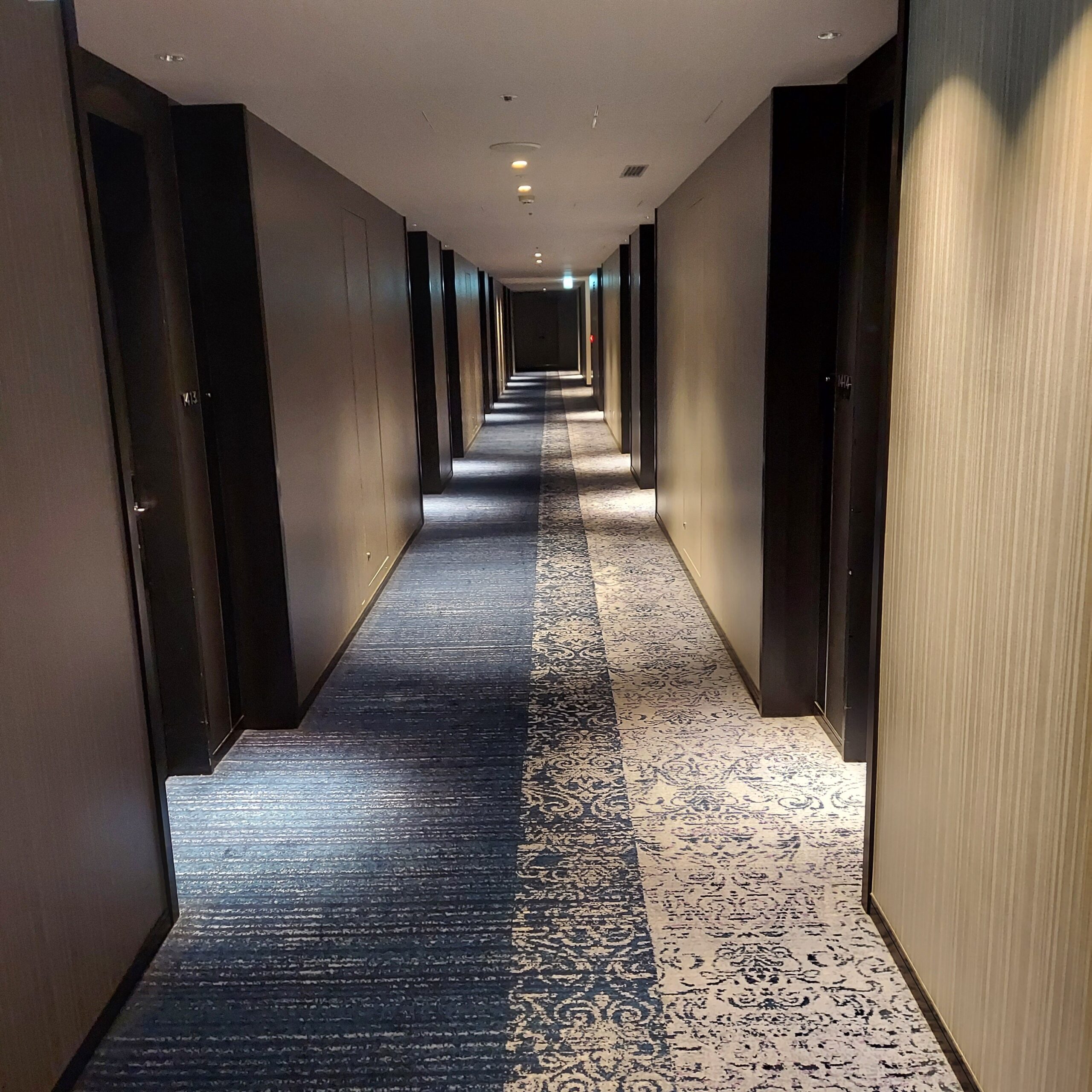 床に置かれている部屋