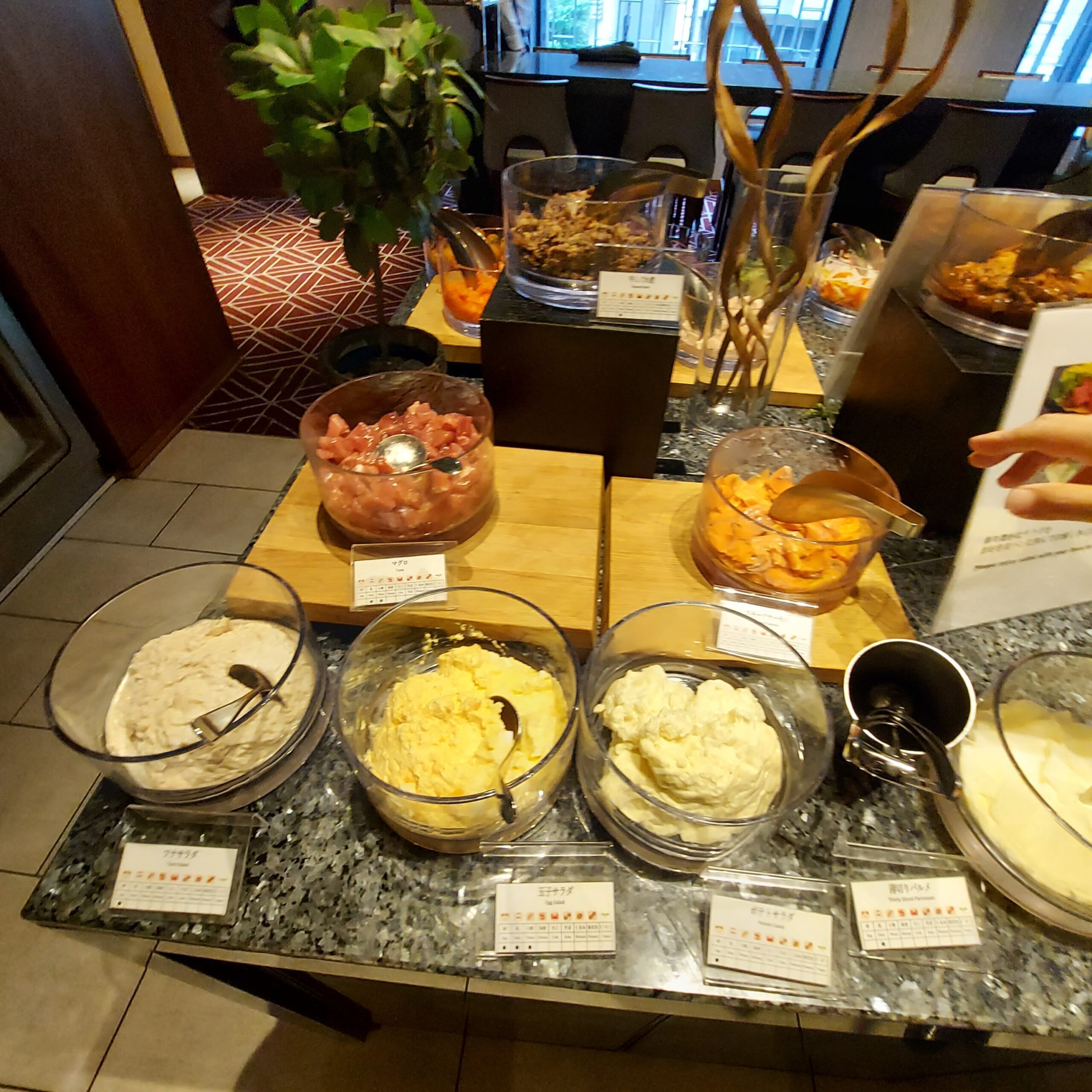 テーブルの上にあるワインと食べ物